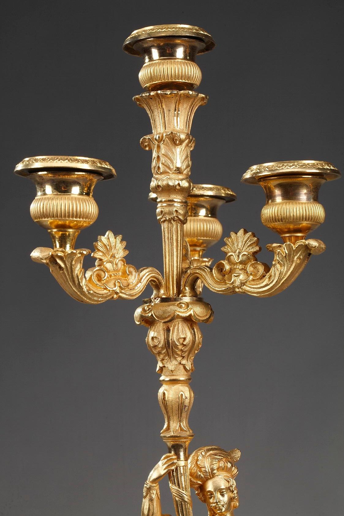 troubadour-Kronleuchter aus vergoldeter Bronze des 19. Jahrhunderts mit höflicher Szene (Vergoldet)