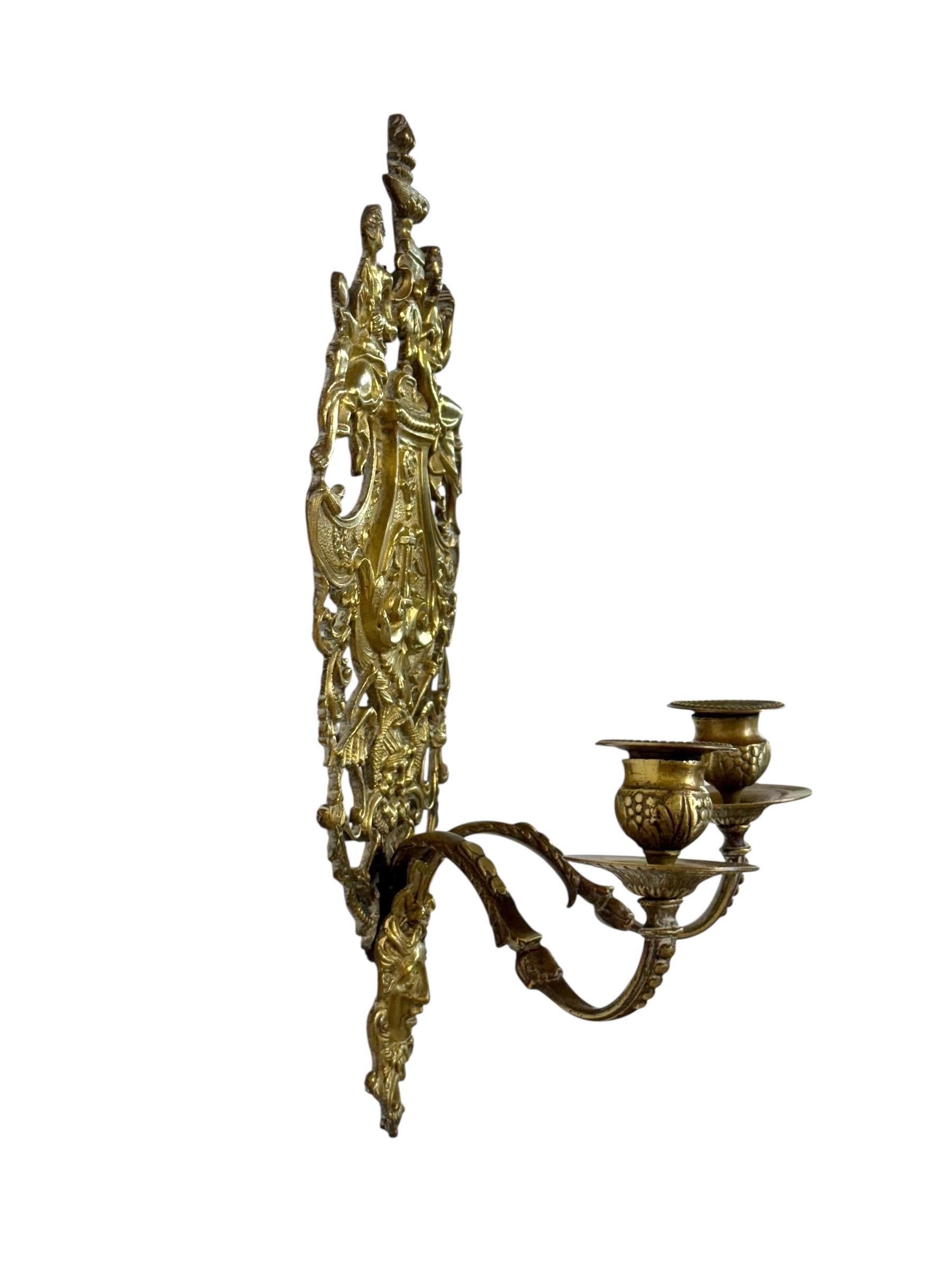 Francese Applique in bronzo dorato del XIX secolo con figure allegoriche in vendita