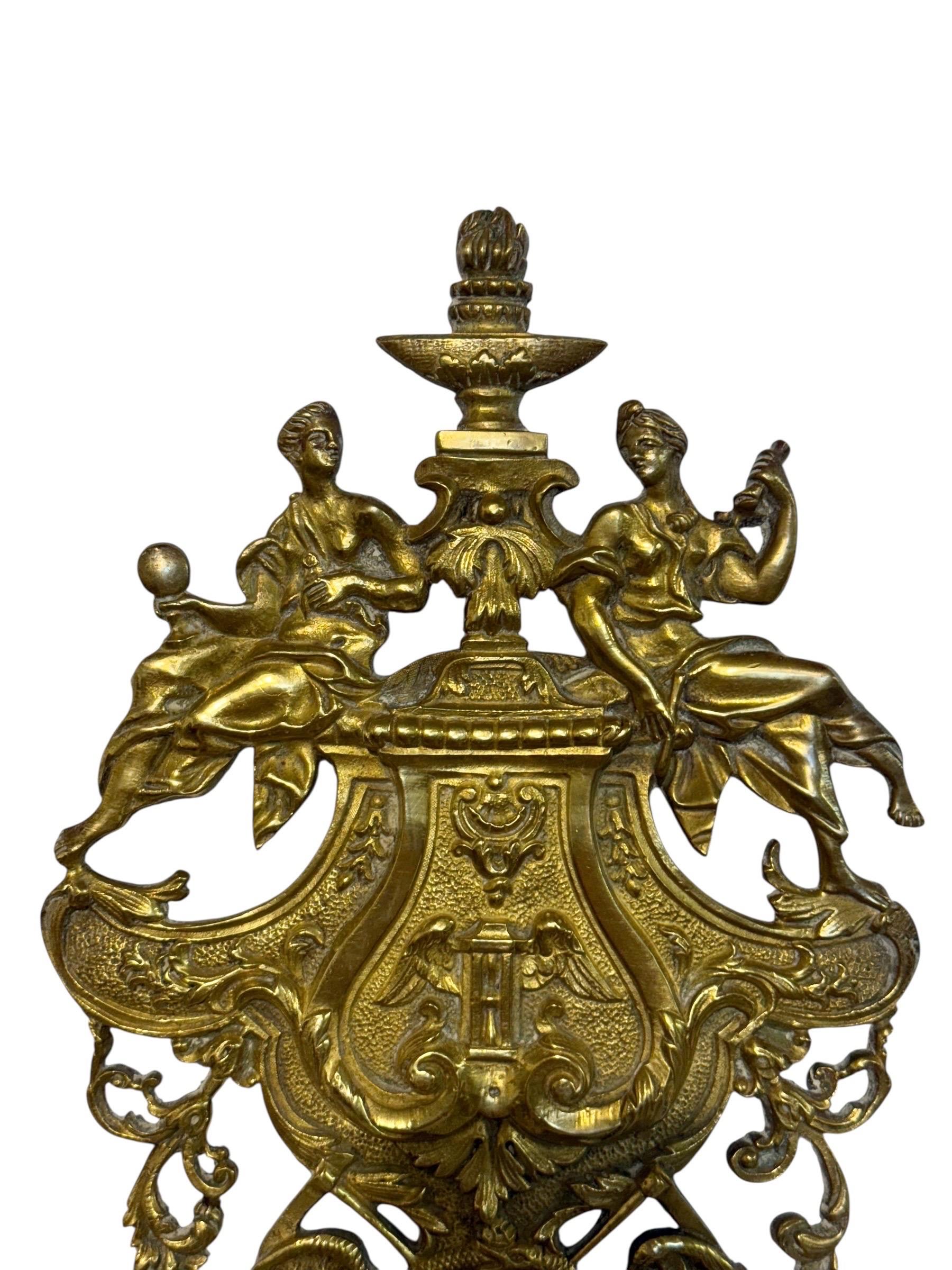 Dorato Applique in bronzo dorato del XIX secolo con figure allegoriche in vendita