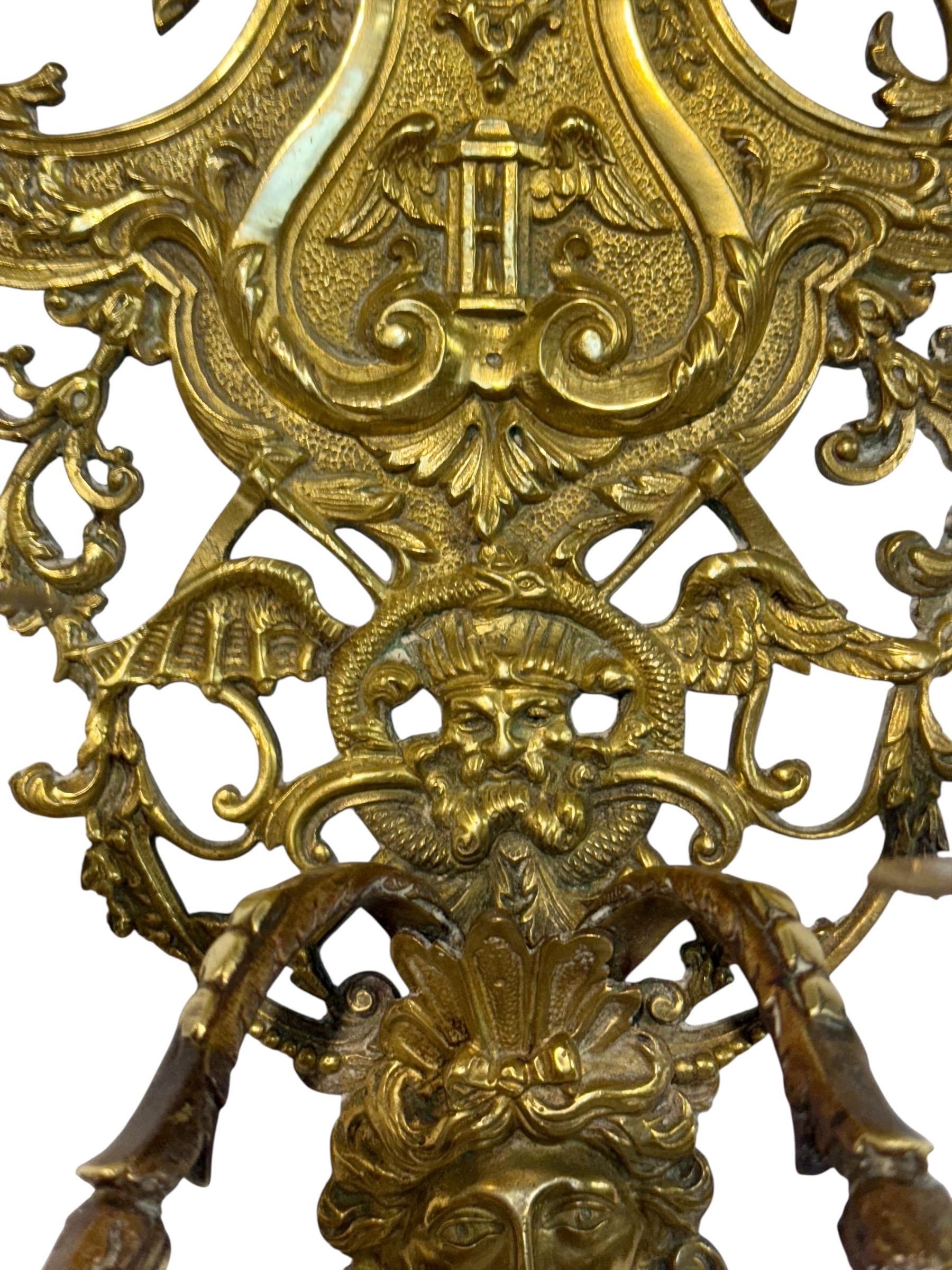 Bronzo Applique in bronzo dorato del XIX secolo con figure allegoriche in vendita