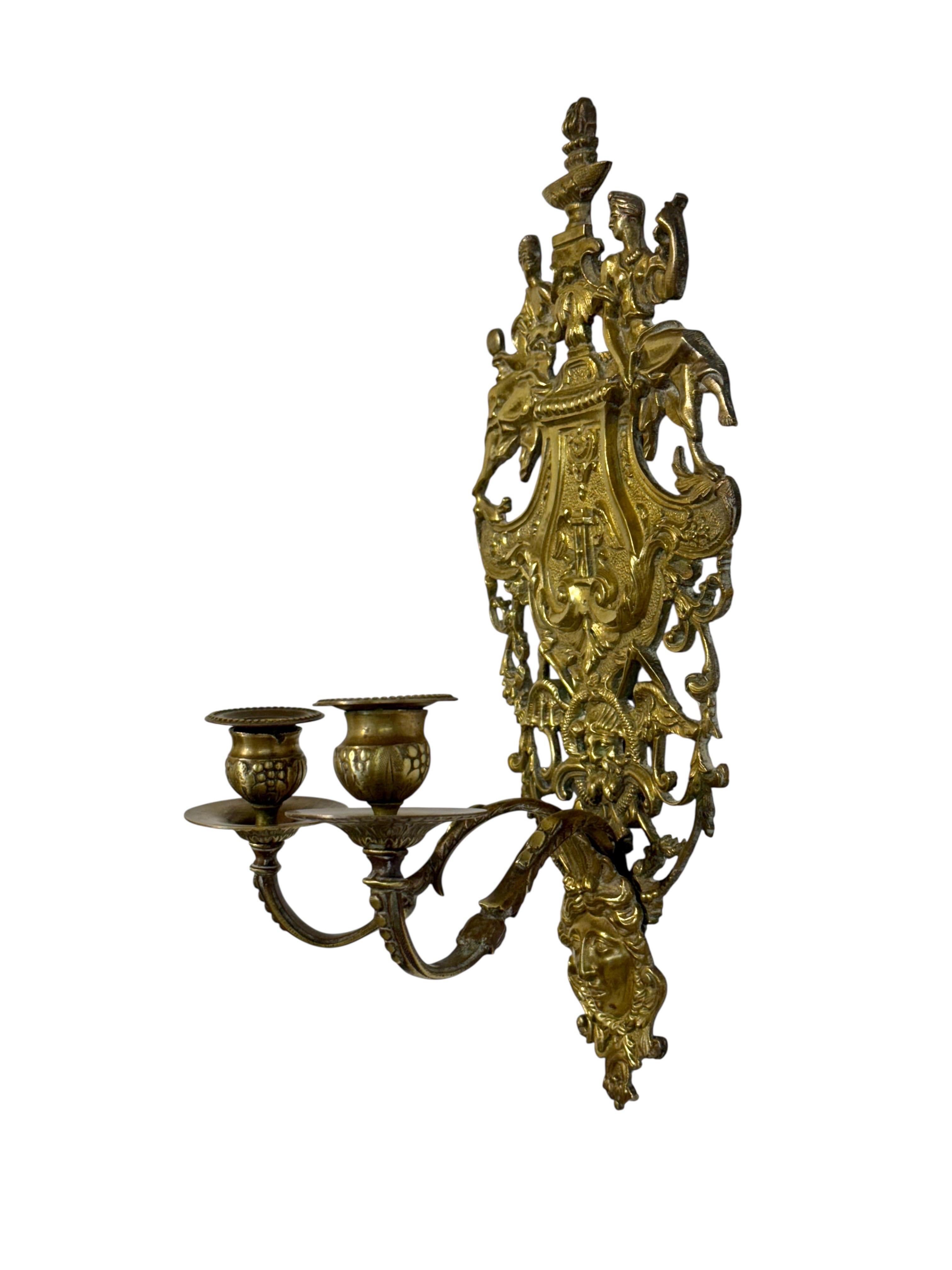 Applique in bronzo dorato del XIX secolo con figure allegoriche in vendita 2