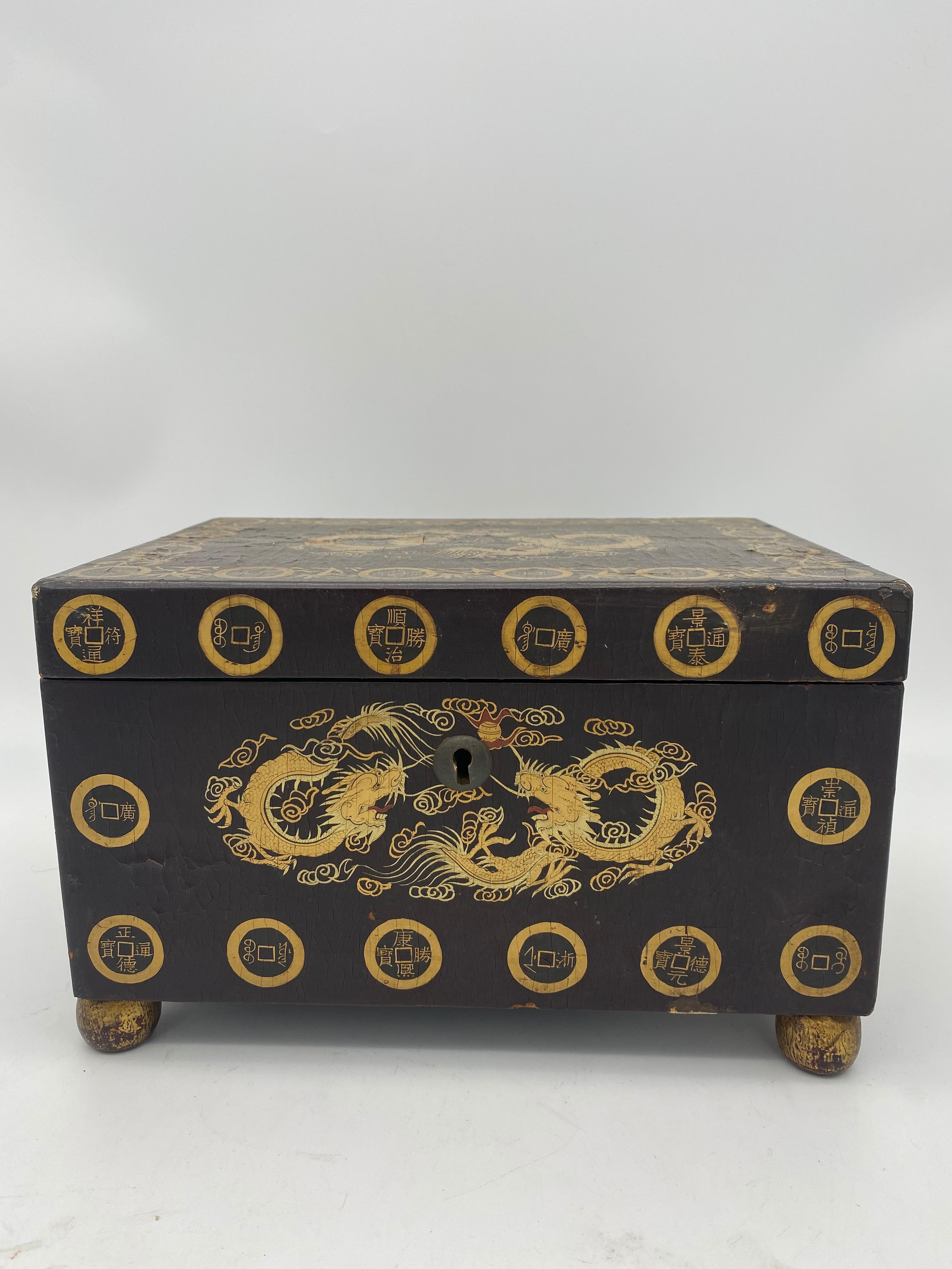 Boîte à thé chinoise en laque noire dorée du 19e siècle avec étain et clé, le corps de section rectangulaire décoré de dragons, une très belle pièce. Voir plus de photos, mesures : 7