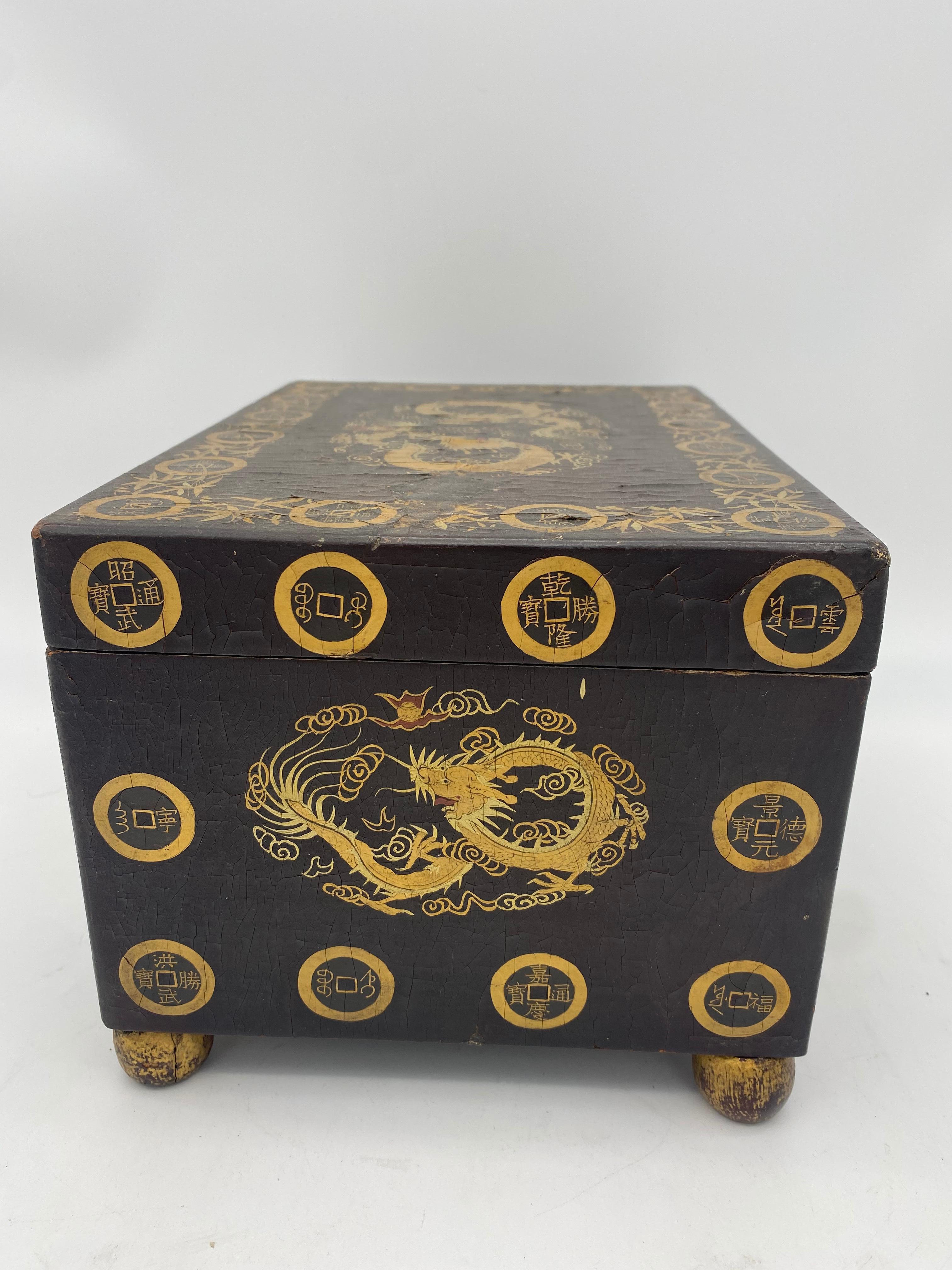 19th Century Gilt Chinese Lacquer Tea Caddy In Good Condition For Sale In Brea, CA