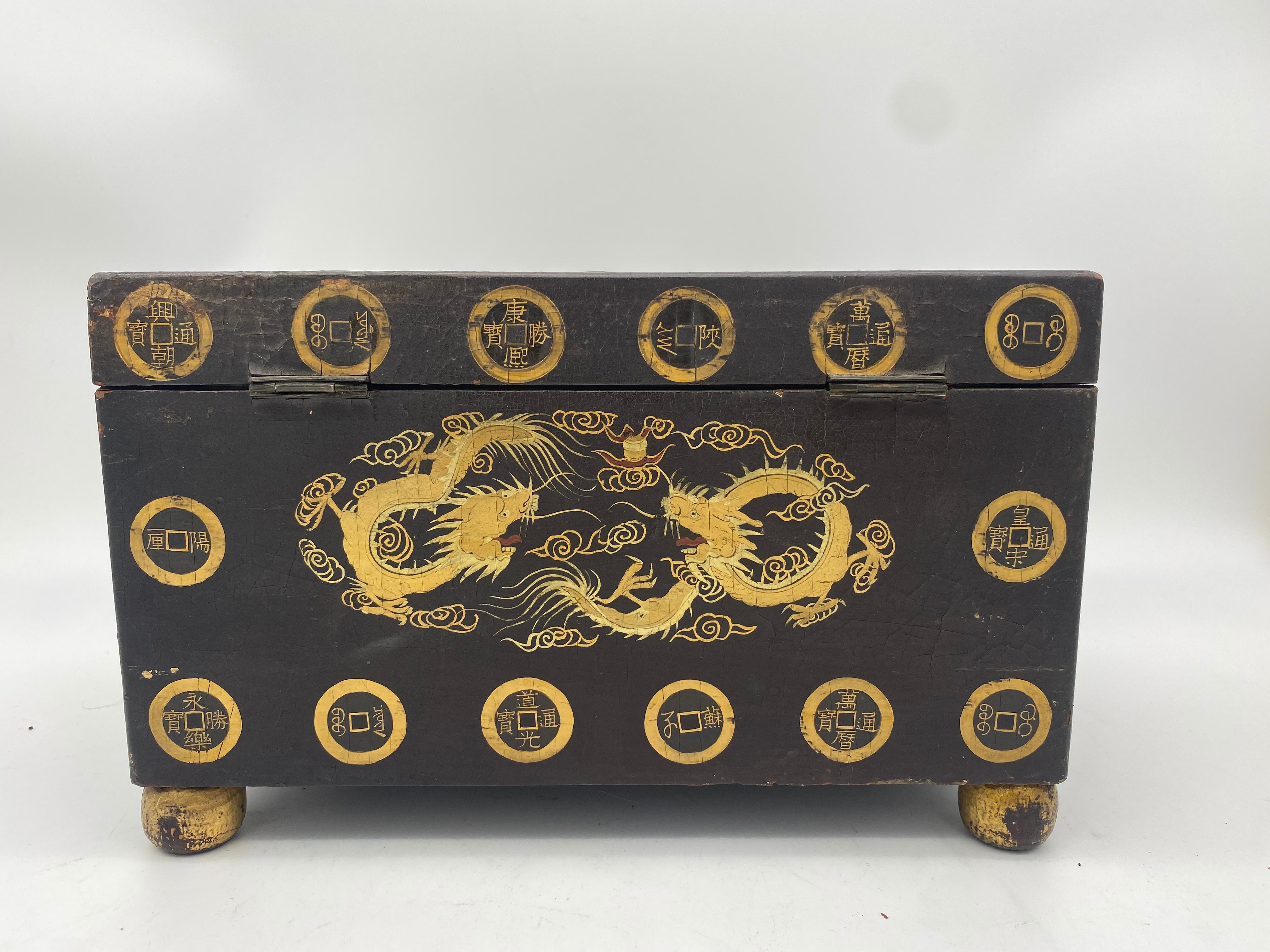 19th Century Gilt Chinese Lacquer Tea Caddy For Sale 1