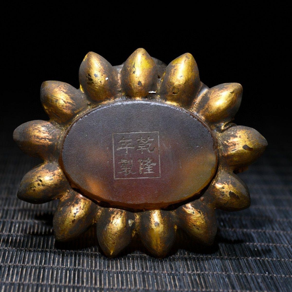 Bouddha en cristal doré assis sur un lotus tenant un vase du 19ème siècle en vente 5