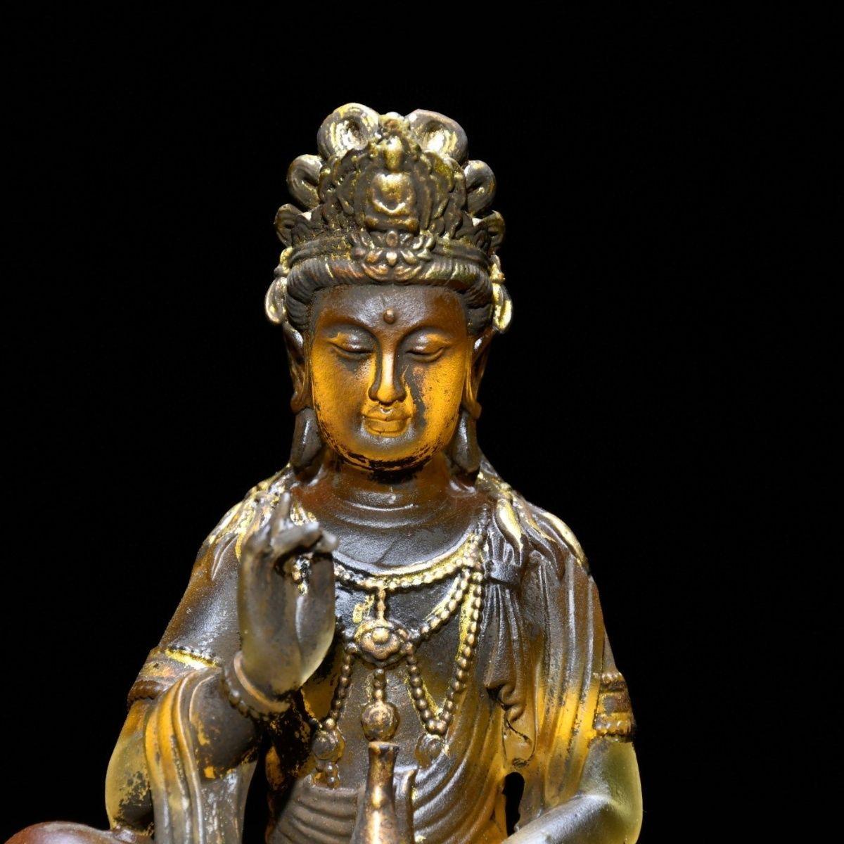 Cette exquise statue de Bouddha en cristal doré du XIXe siècle représente l'Éveillé gracieusement assis sur un trône de lotus, symbolisant la pureté, l'éveil spirituel et la présence divine. Le Bouddha est représenté tenant un vase, emblème