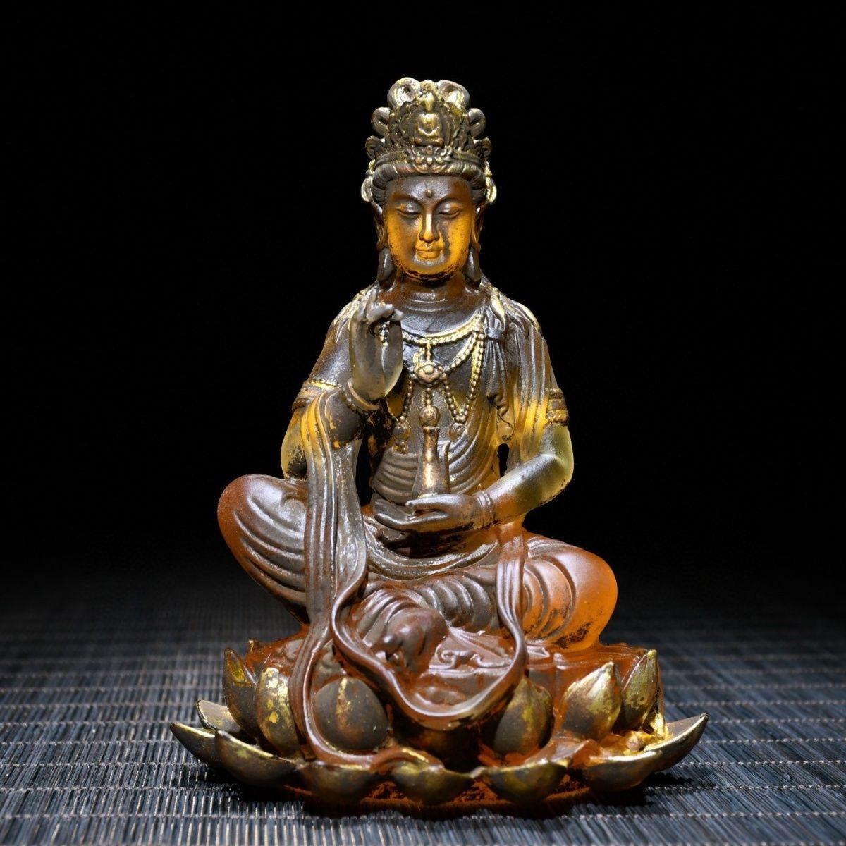 Bouddha en cristal doré assis sur un lotus tenant un vase du 19ème siècle État moyen - En vente à 景德镇市, CN