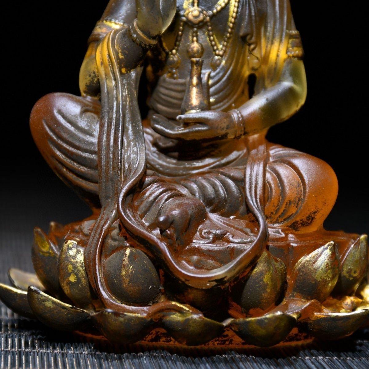 XIXe siècle Bouddha en cristal doré assis sur un lotus tenant un vase du 19ème siècle en vente