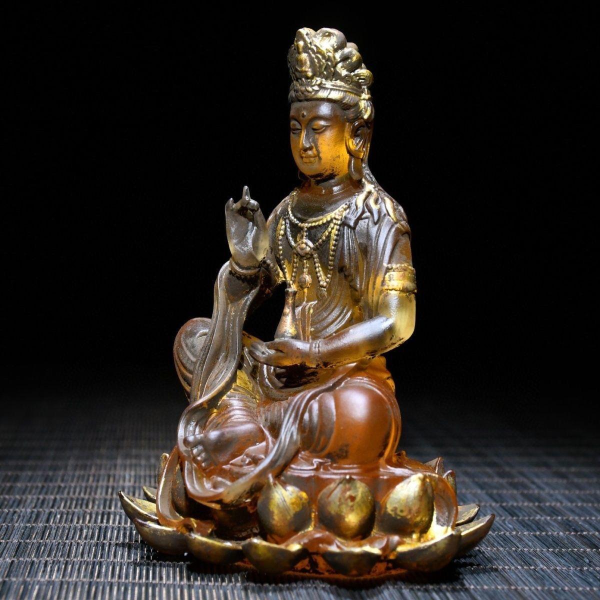 Cristal Bouddha en cristal doré assis sur un lotus tenant un vase du 19ème siècle en vente