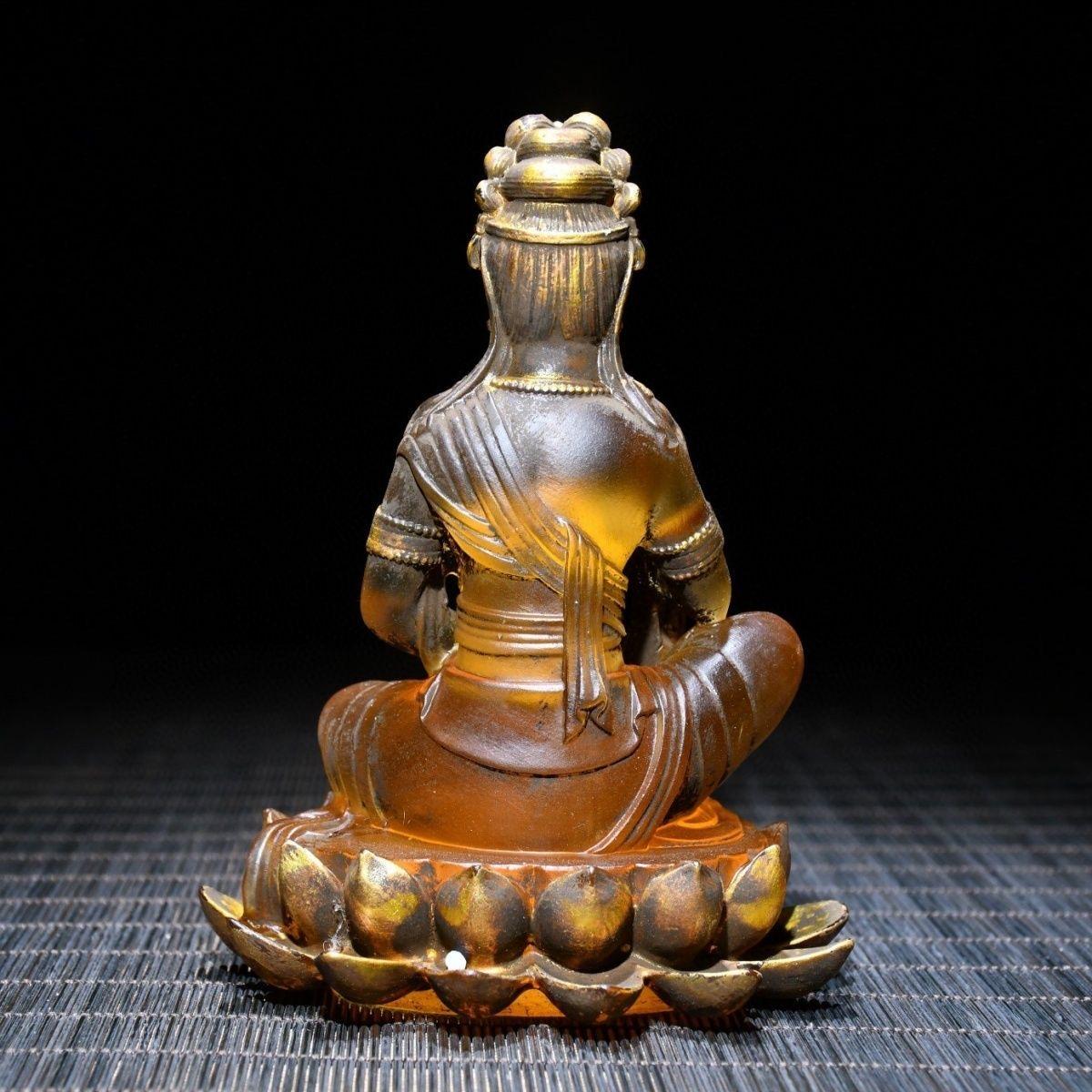 Bouddha en cristal doré assis sur un lotus tenant un vase du 19ème siècle en vente 2