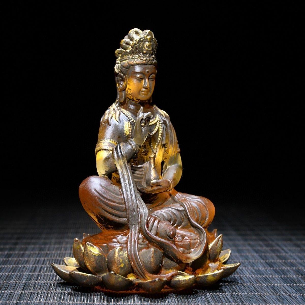Bouddha en cristal doré assis sur un lotus tenant un vase du 19ème siècle en vente 4