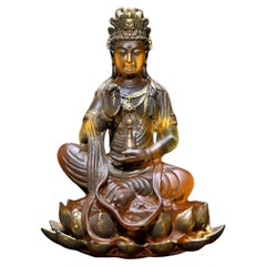 Buddha aus vergoldetem Kristall des 19. Jahrhunderts auf Lotus sitzt und eine Vase hält