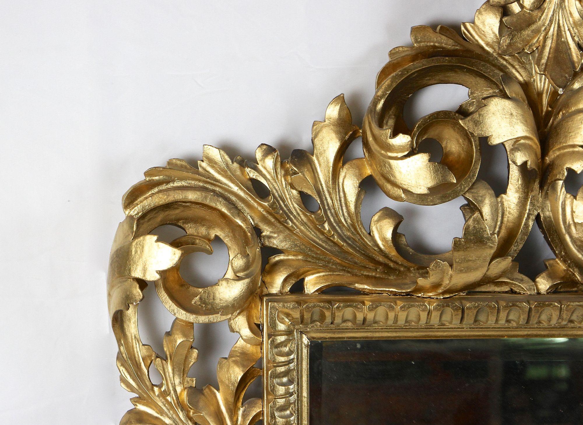 Vergoldeter Florentine-Spiegel des 19. Jahrhunderts, durchbrochen gearbeitet, Italien um 1890 (Italienisch) im Angebot
