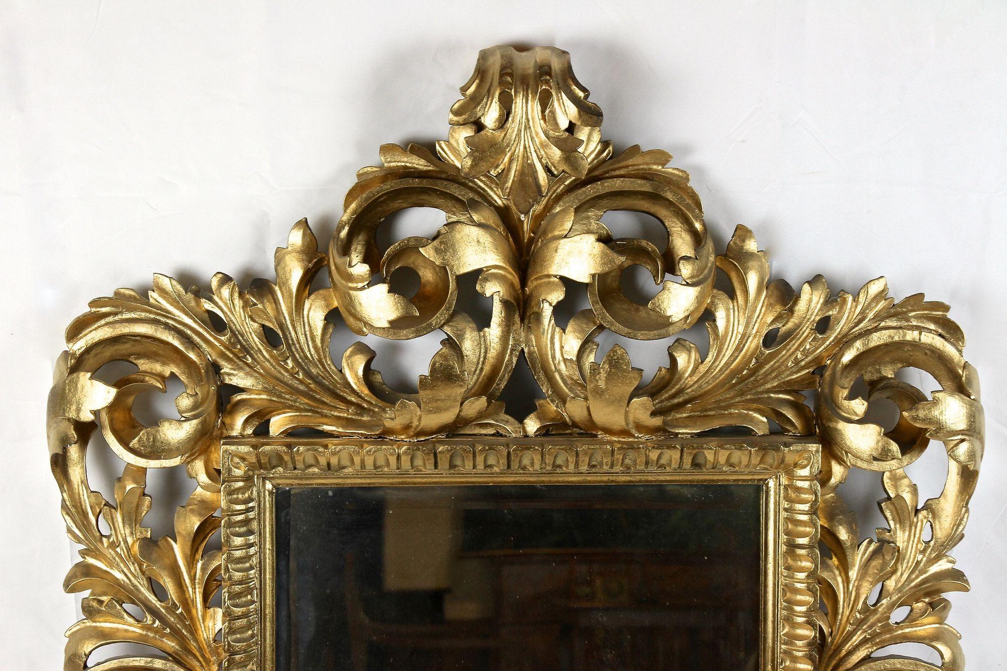Vergoldeter Florentine-Spiegel des 19. Jahrhunderts, durchbrochen gearbeitet, Italien um 1890 (Handgeschnitzt) im Angebot