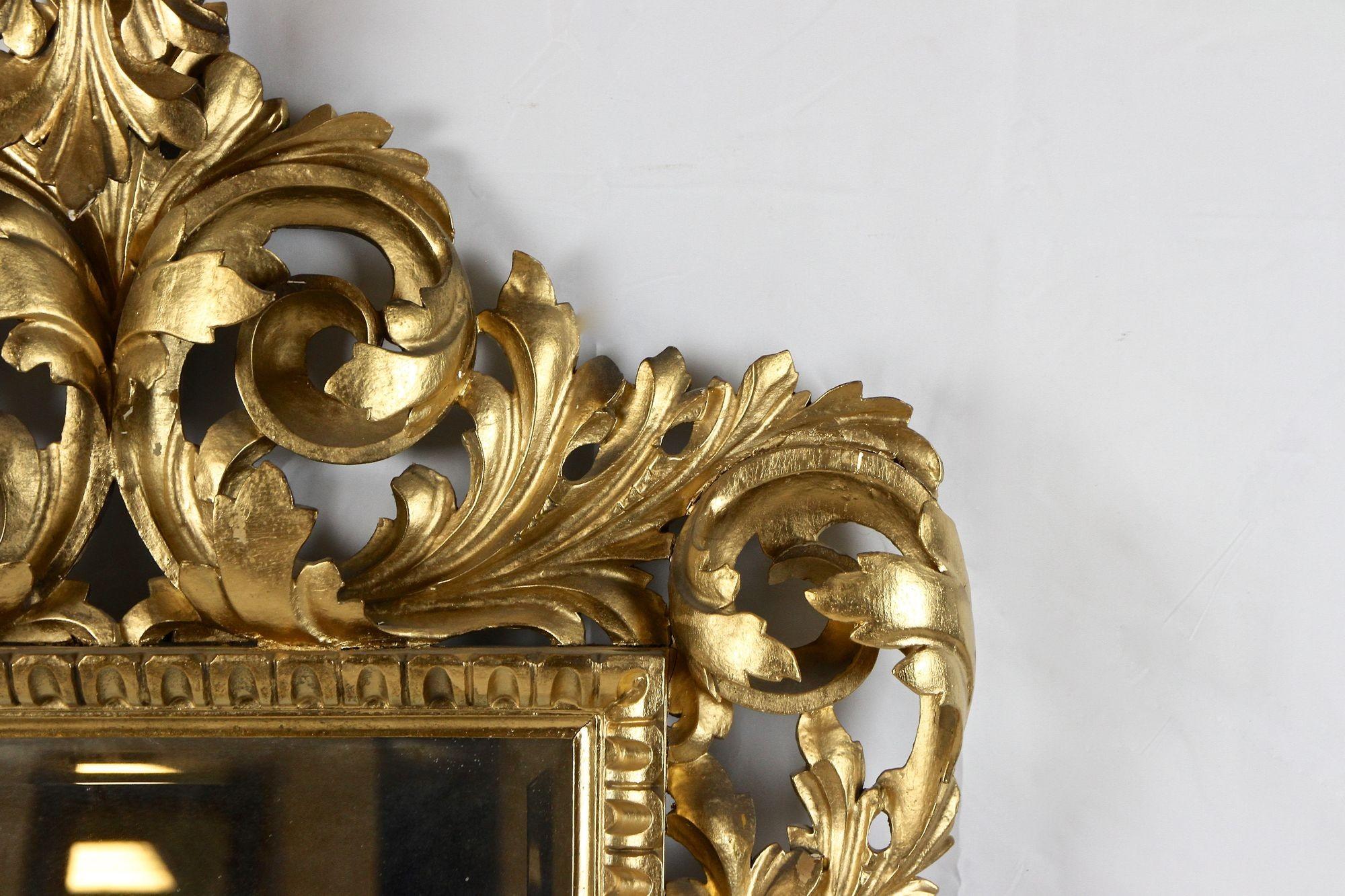 Vergoldeter Florentine-Spiegel des 19. Jahrhunderts, durchbrochen gearbeitet, Italien um 1890 im Zustand „Gut“ im Angebot in Lichtenberg, AT