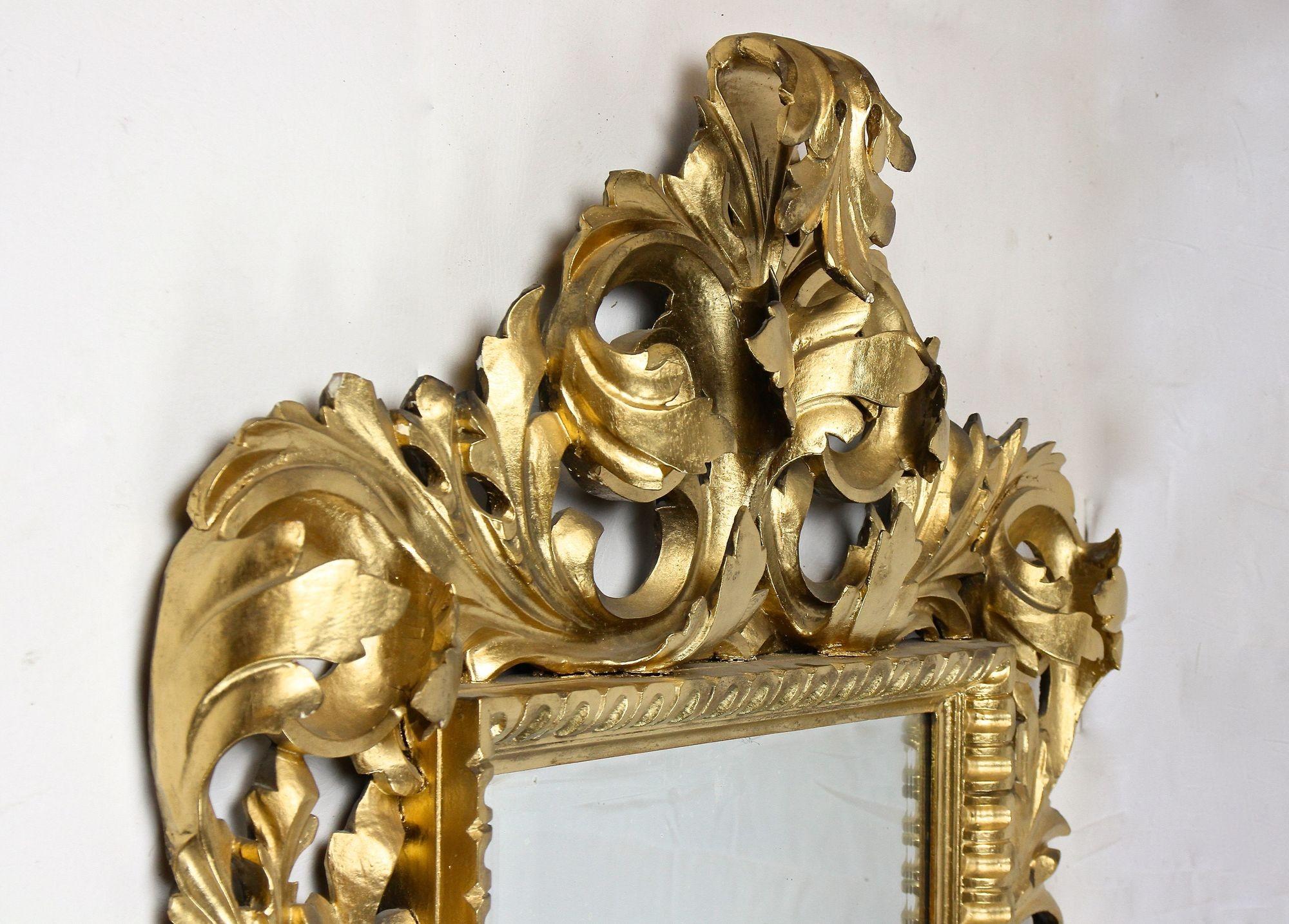 Vergoldeter Florentine-Spiegel des 19. Jahrhunderts, durchbrochen gearbeitet, Italien um 1890 (Blattgold) im Angebot