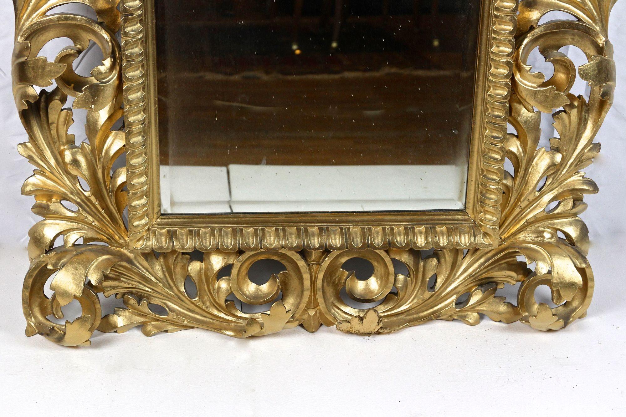 Vergoldeter Florentine-Spiegel des 19. Jahrhunderts, durchbrochen gearbeitet, Italien um 1890 im Angebot 2
