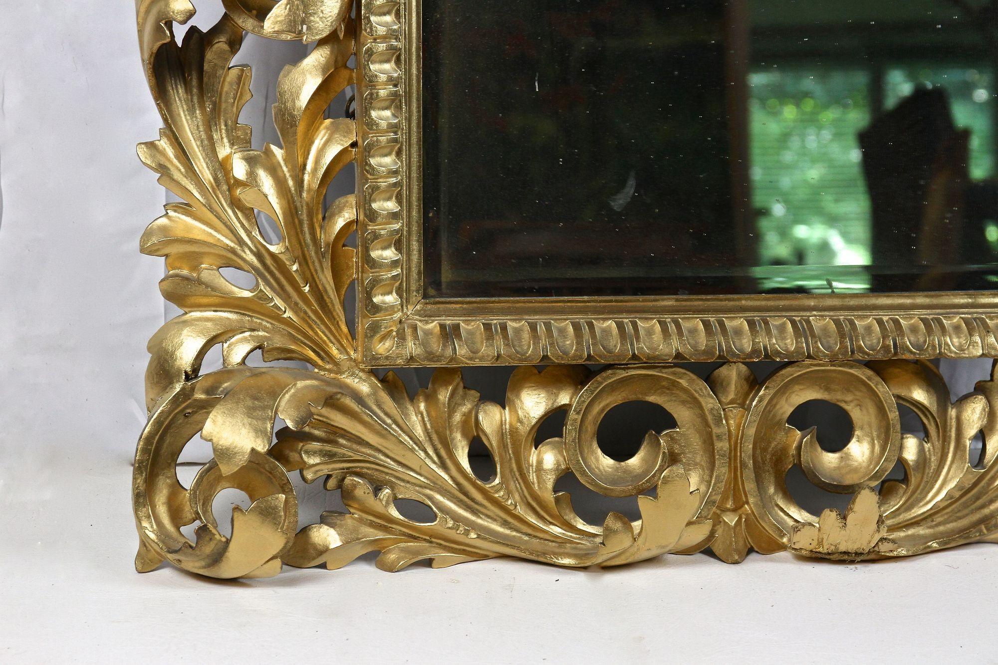 Vergoldeter Florentine-Spiegel des 19. Jahrhunderts, durchbrochen gearbeitet, Italien um 1890 im Angebot 3