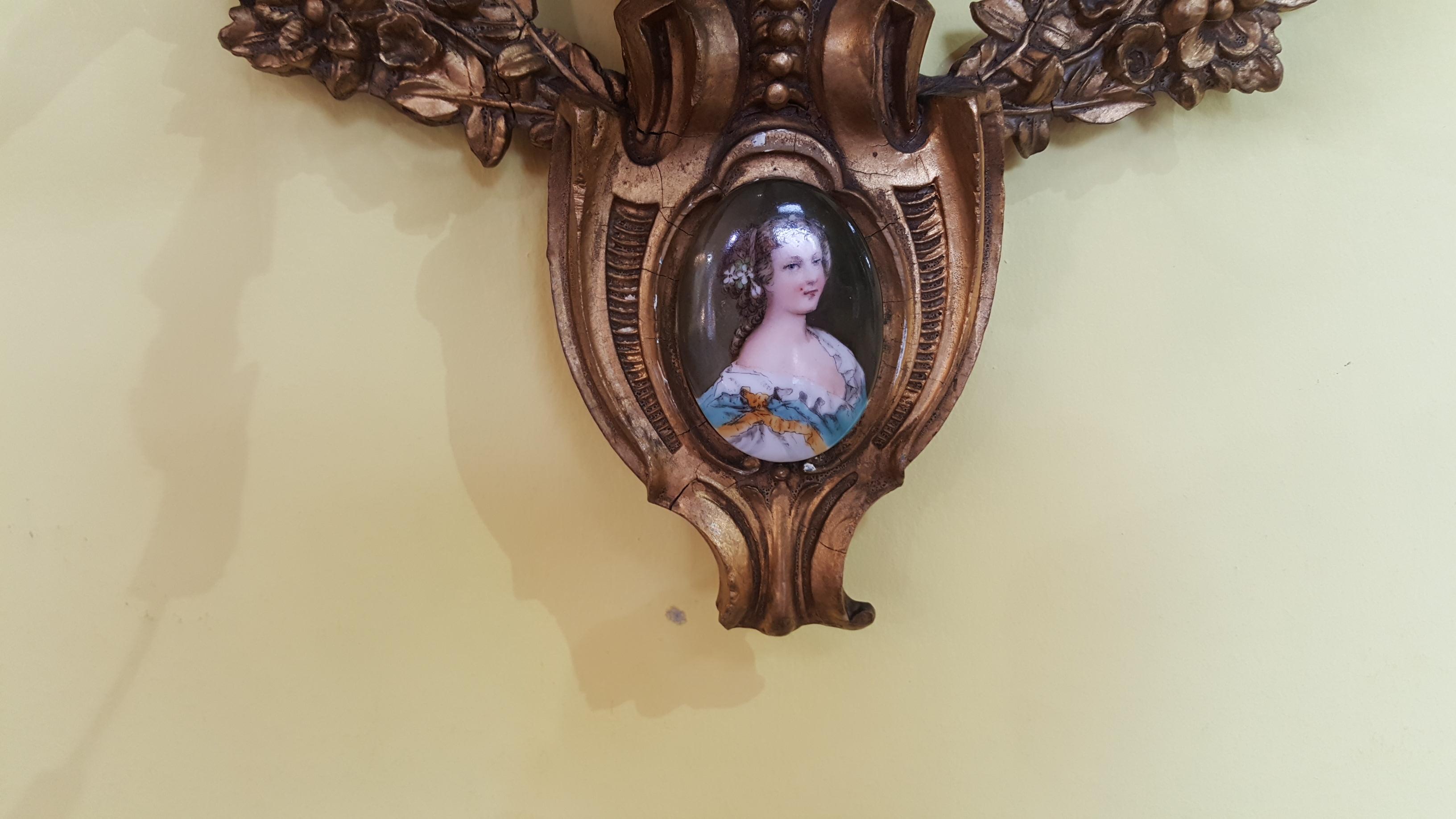 Vergoldeter gerahmter Spiegel des 19. Jahrhunderts mit unterer Portraitplakette und drei Kerzenzweighaltern 18 
