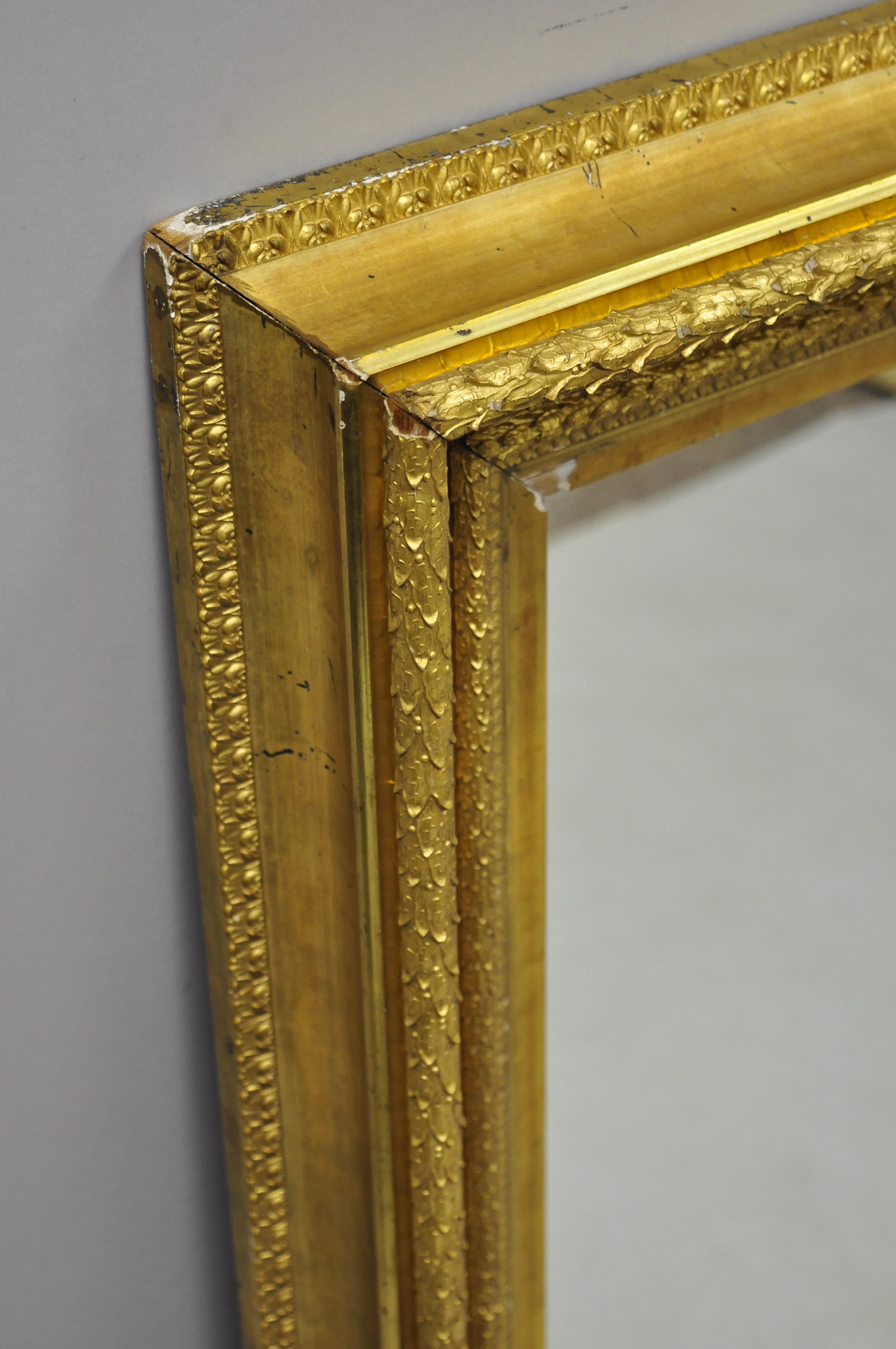Miroir mural du 19ème siècle avec cadre en bois doré et gesso avec motif de feuillage 'b' en vente 3