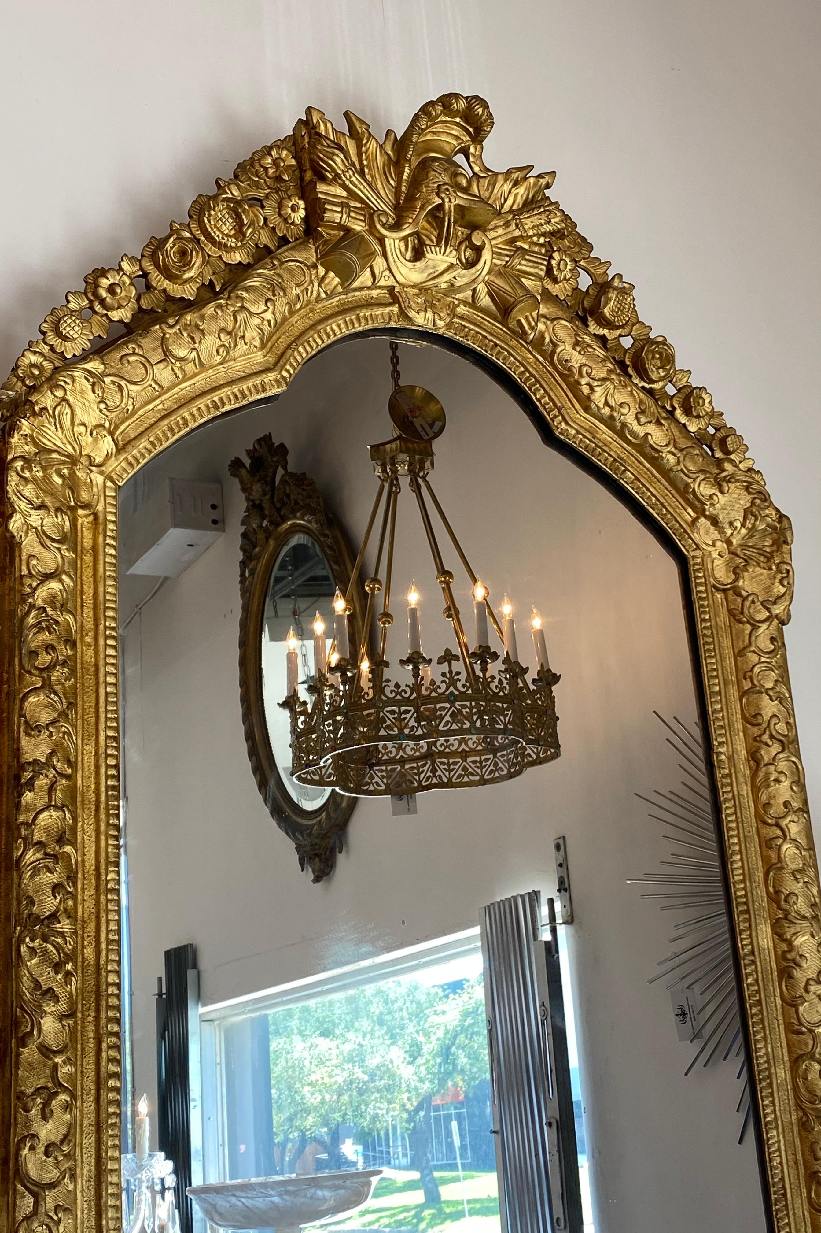Long beau miroir doré de style Louis XVI 19ème siècle en excellent état.
