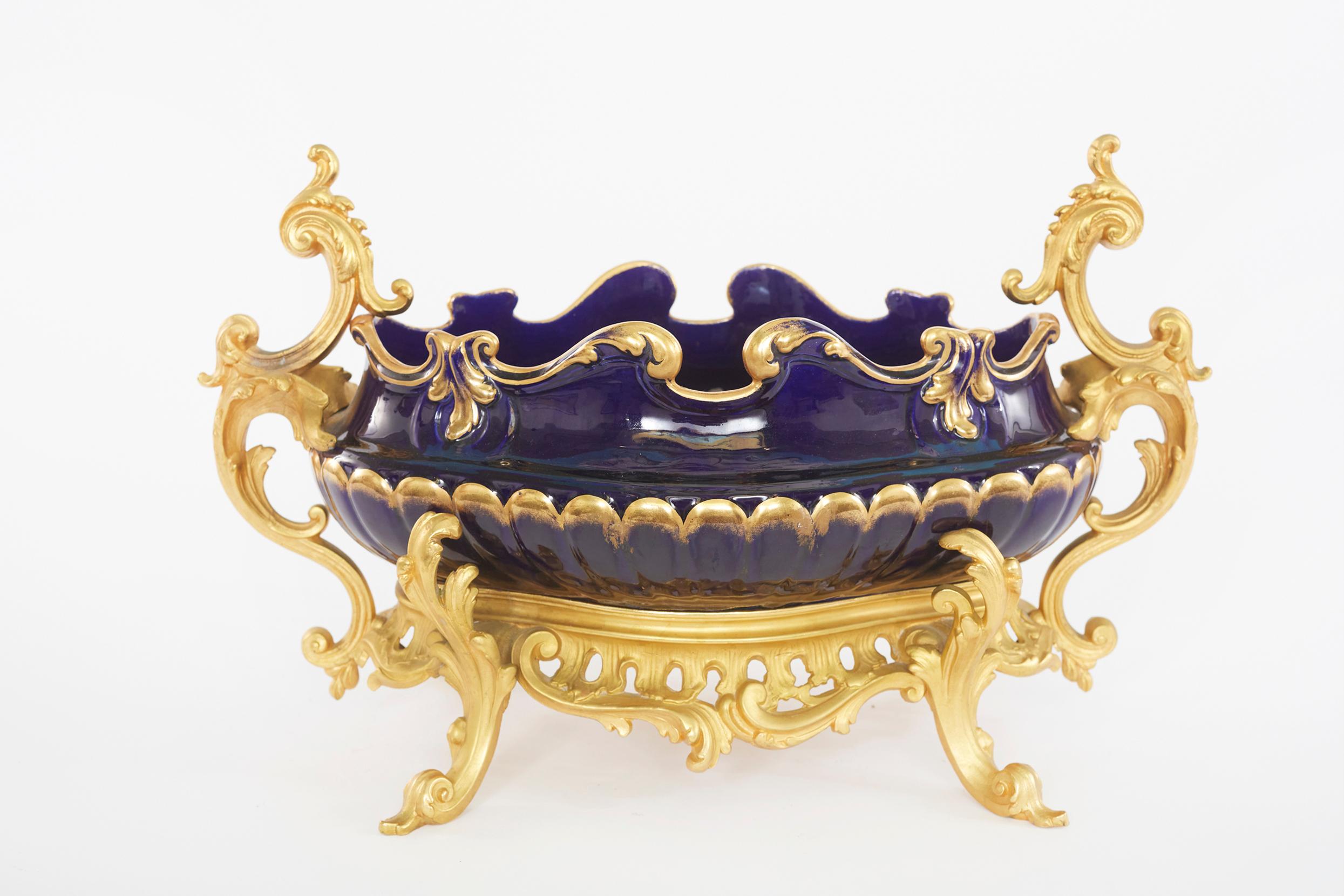 Français Centre de table du 19ème siècle en porcelaine dorée et bronze monté en vente