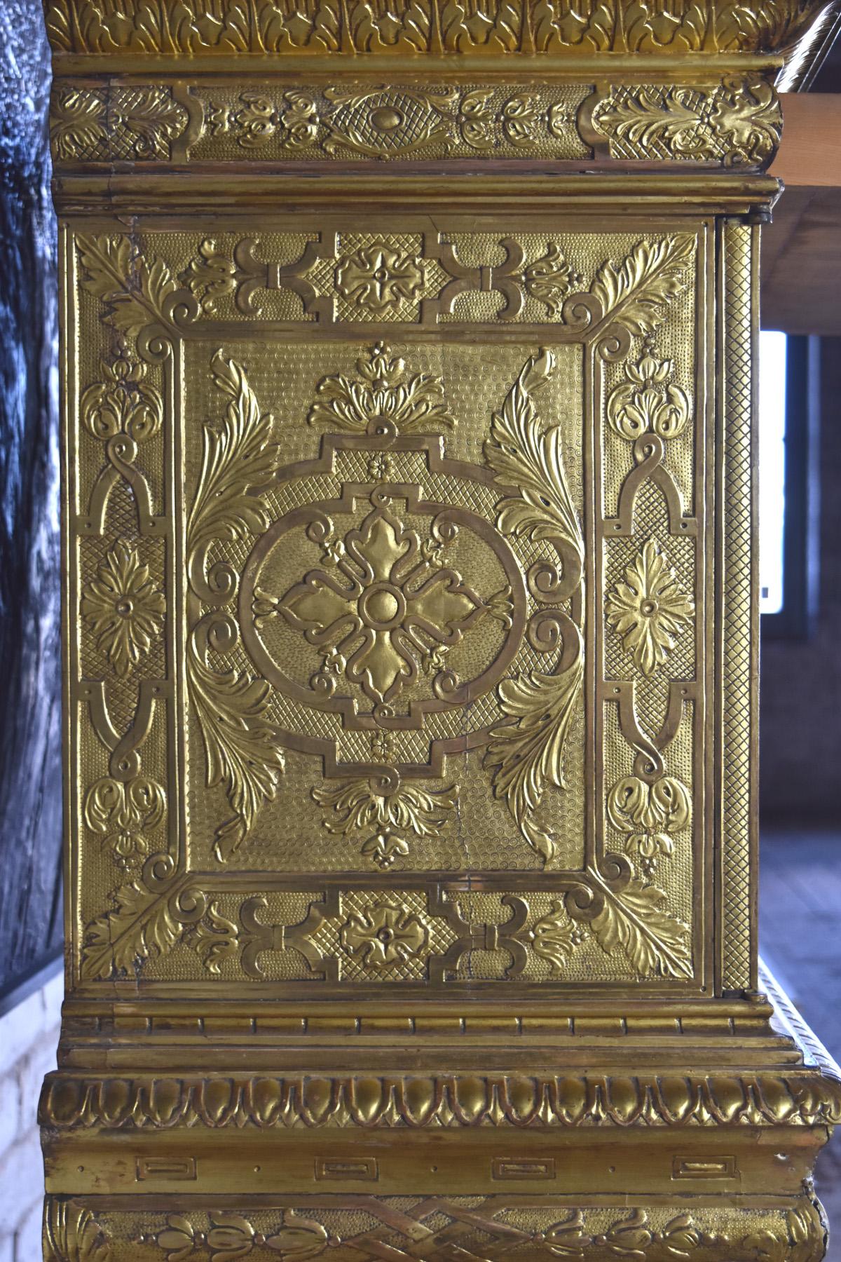 19th Century Gilt Jewelry Cabinet with fitted 17th Century Italian Interior In Good Condition For Sale In Troy, NY