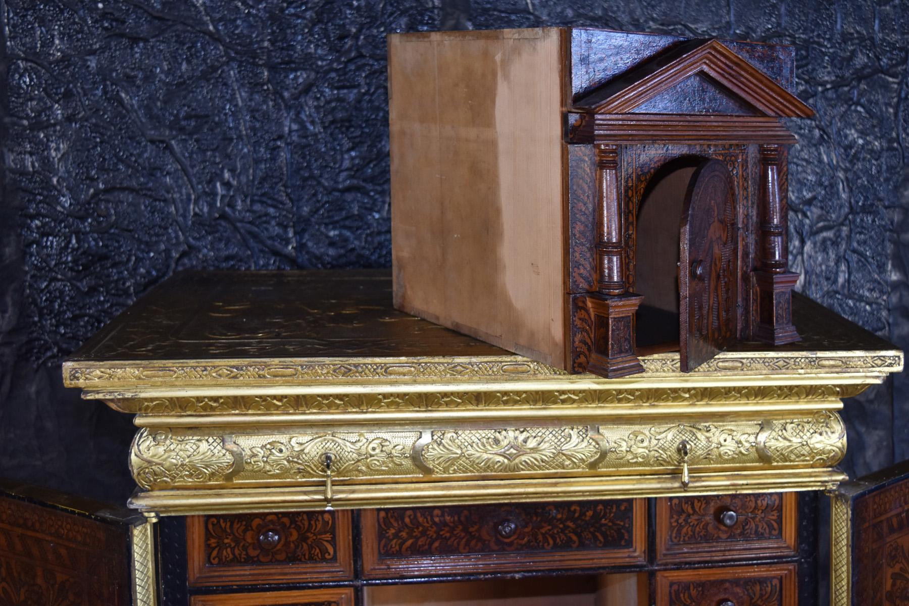 Bois Meuble de rangement à bijoux doré du 19ème siècle avec intérieur italien du 17ème siècle en vente