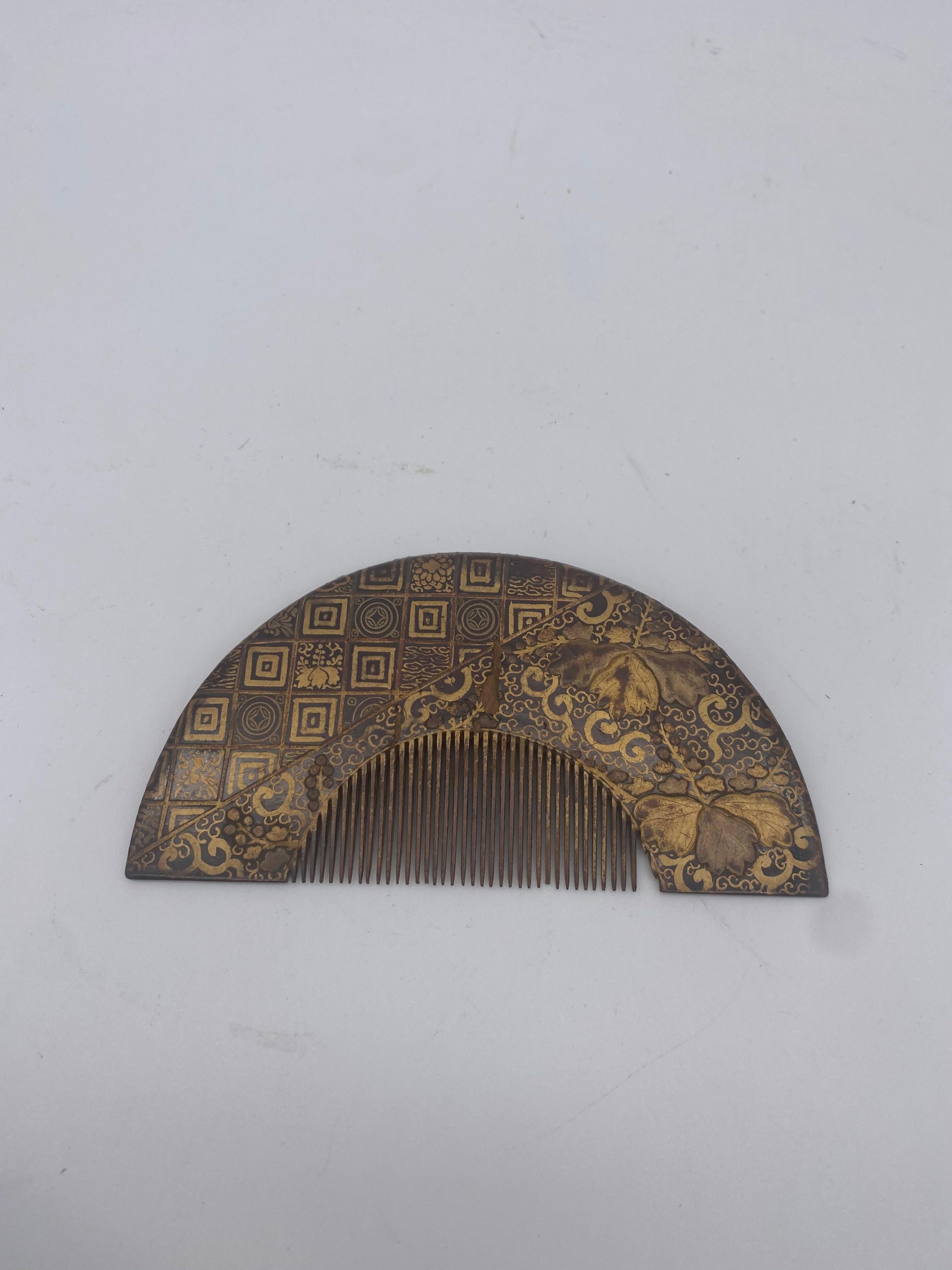 19th century gilt-decorated lacquer Chinese comb, very beautiful piece.