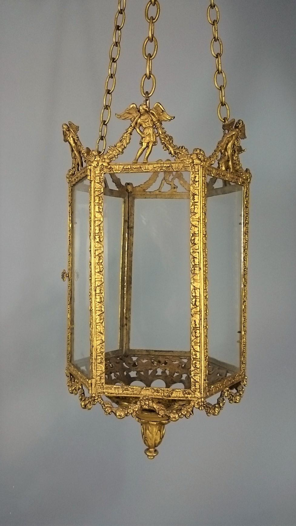 22 Carat gold leaf lantern in the Classical style.
Detailed molding with cherub angel figures and floral foliage surrounded with fine thin character glass

Exceptional condition and comes with 3 ft of gilt chain.

 