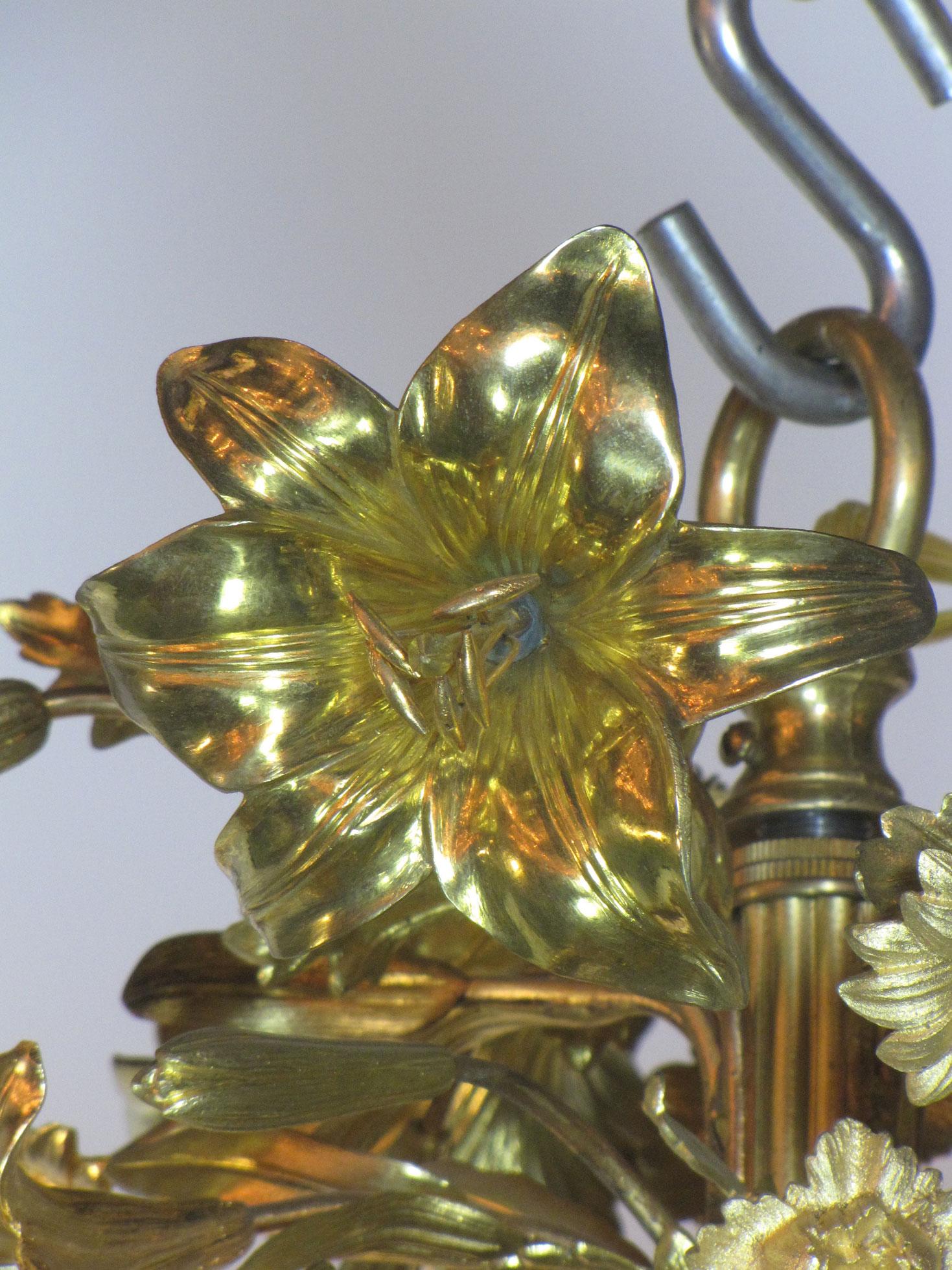 Lampadario a giglio e fiore in bronzo dorato del XIX secolo in stile Rococò Revival in vendita 3