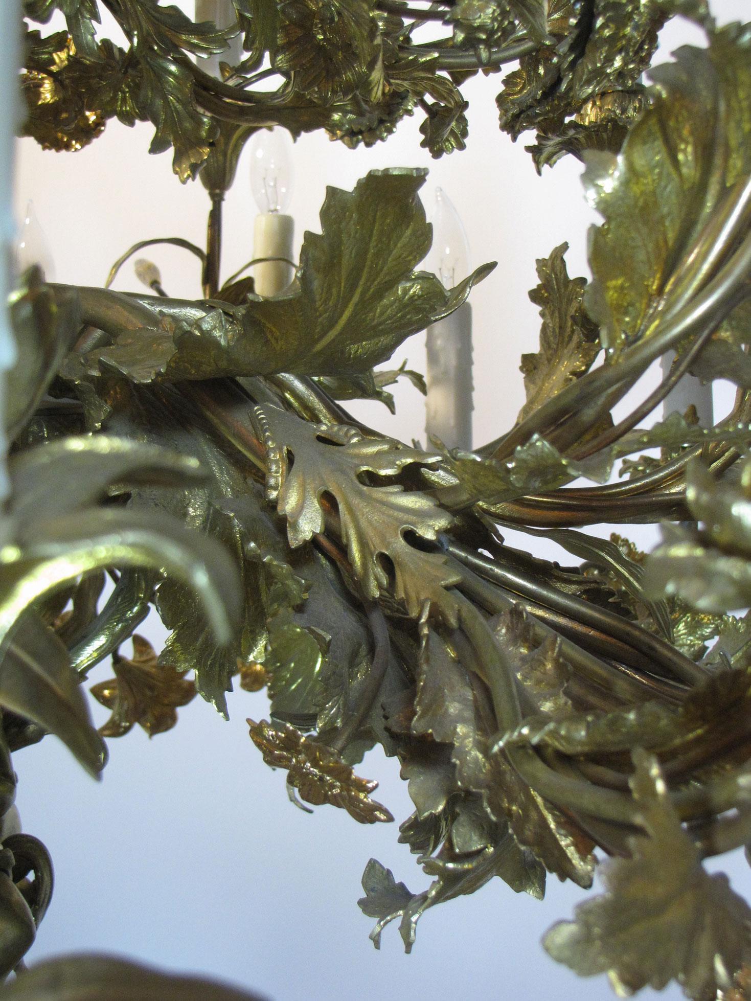 Francese Lampadario a giglio e fiore in bronzo dorato del XIX secolo in stile Rococò Revival in vendita