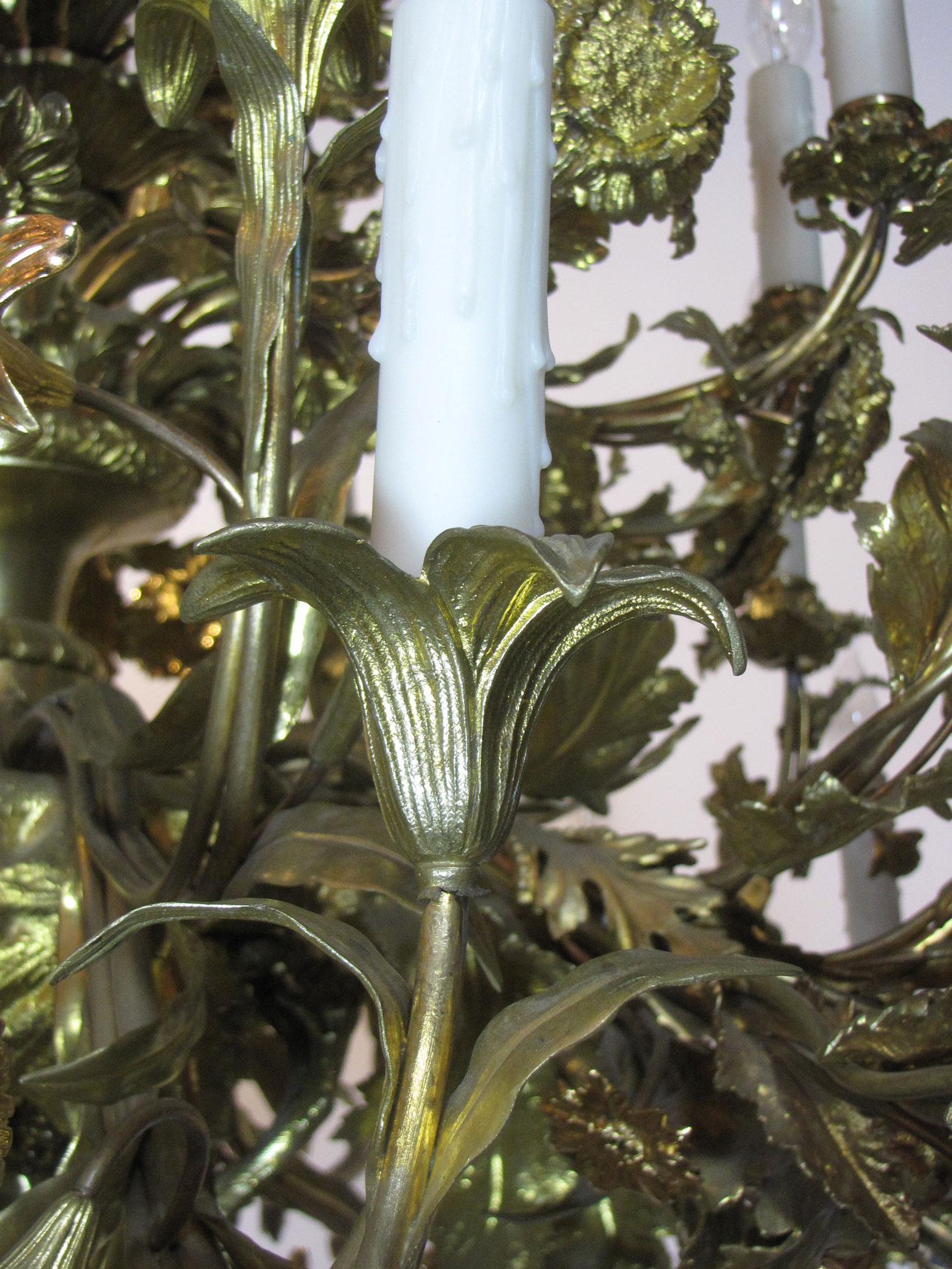 Vergoldeter Lilien- und Blumenkronleuchter aus dem 19. Jahrhundert im Zustand „Gut“ im Angebot in Canton, MA