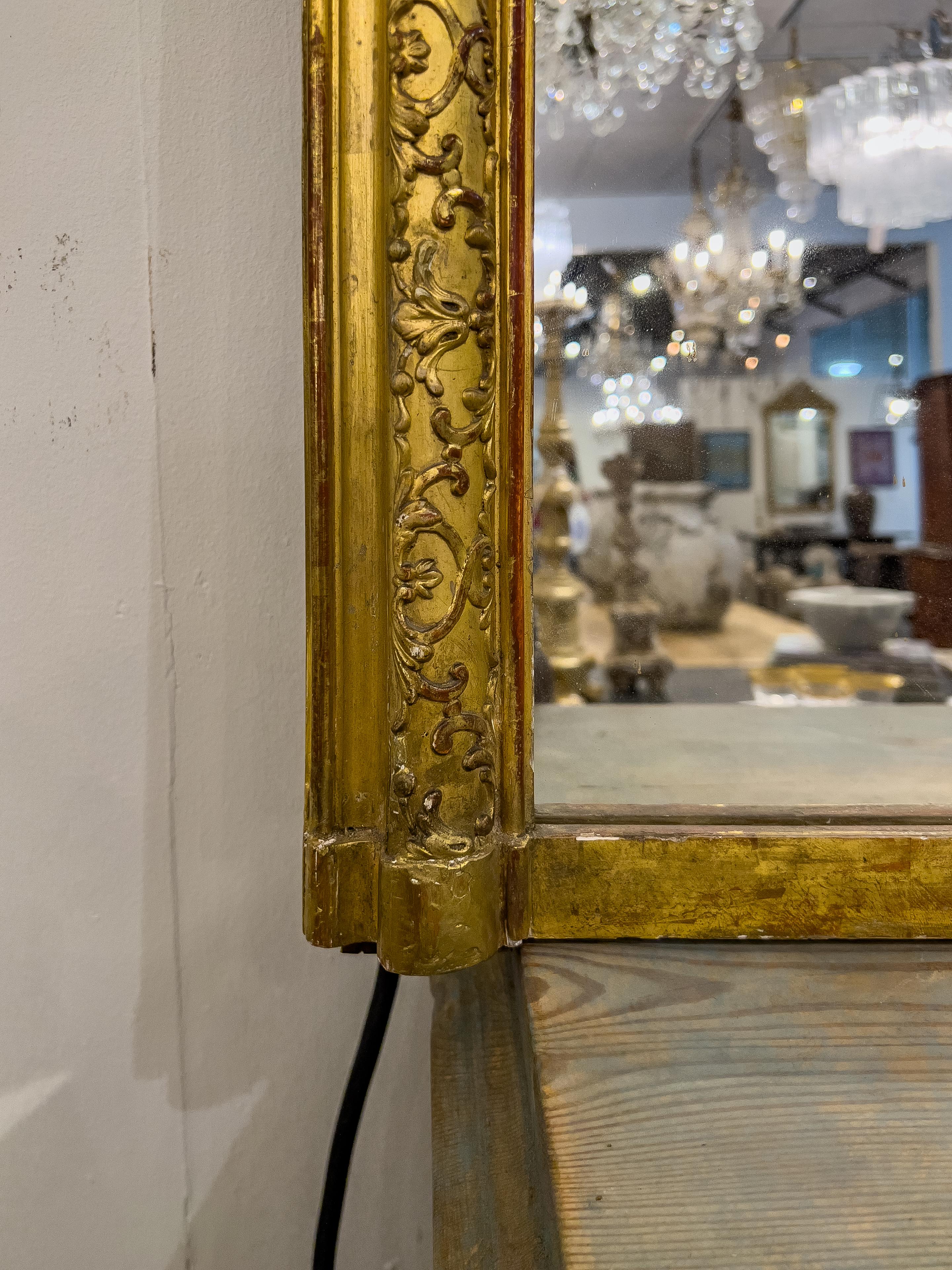Ein vergoldeter Spiegel aus dem 19. Jahrhundert ist ein exquisiter dekorativer Spiegel, der die Opulenz und die Handwerkskunst dieser Epoche widerspiegelt. Der Rahmen ist vergoldet, d. h. er ist mit einer dünnen Schicht Blattgold oder Goldfarbe