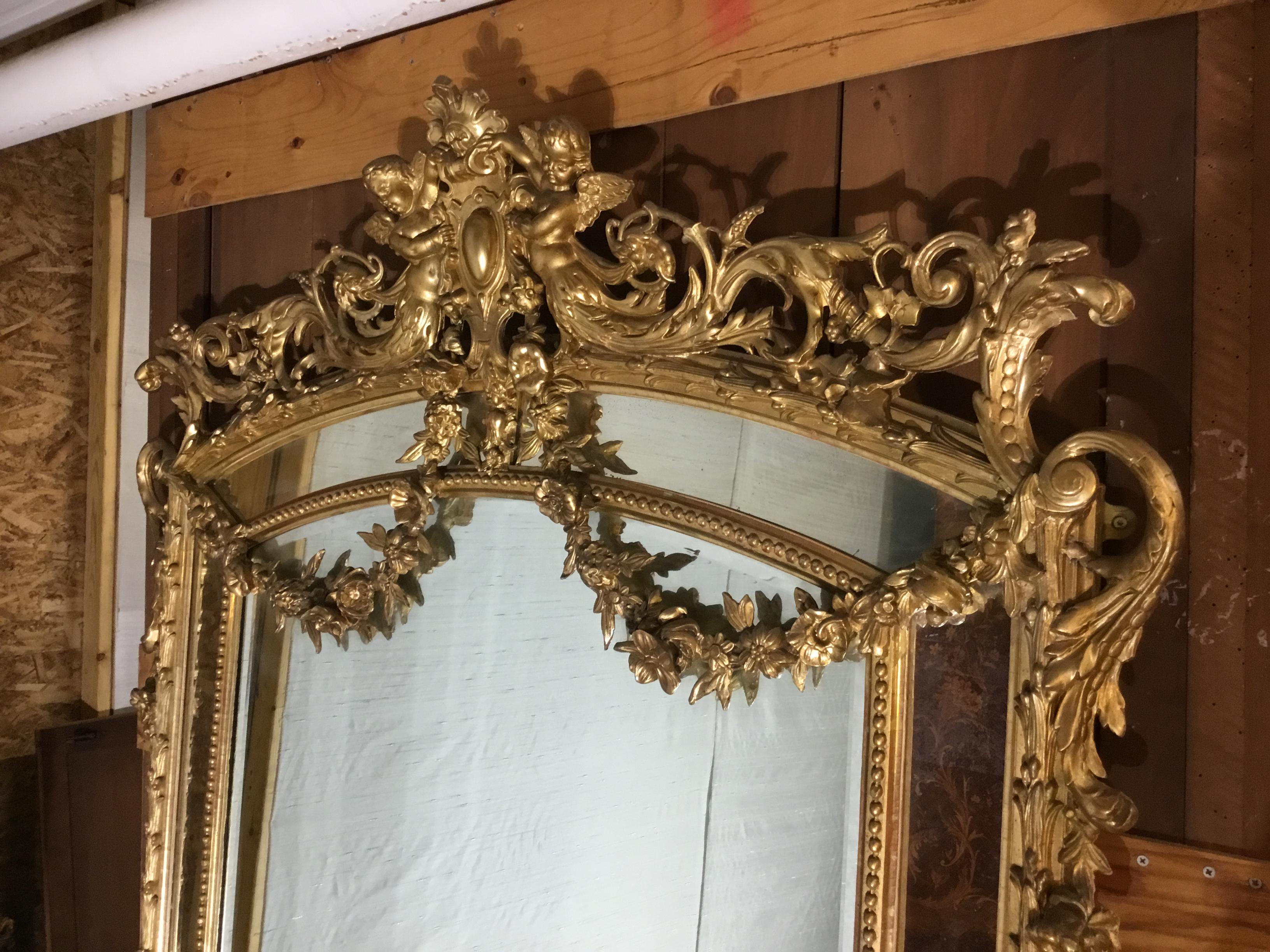 Voici un très beau miroir de parecloses ancien du 19ème siècle, de style français et doré. La forme du cadre du miroir et les décorations utilisées sont typiques du style Louis XVI. Le cadre du miroir comporte une plaque de verre centrale avec un