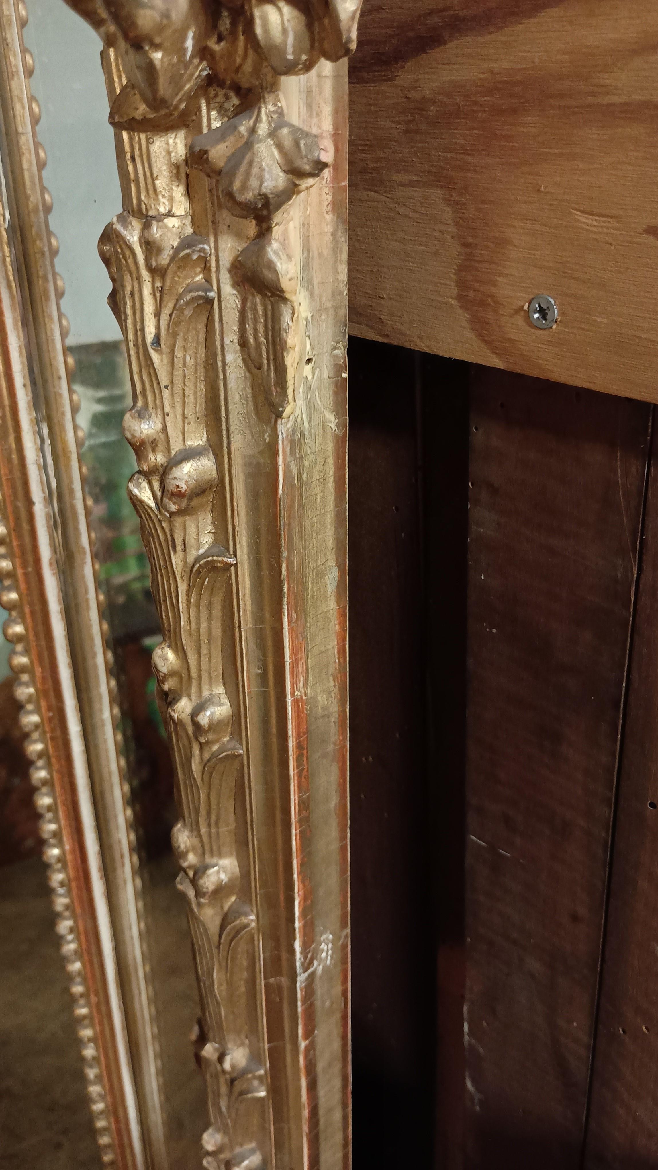 Vergoldeter Spiegel des 19. Jahrhunderts mit facettiertem Glas (Vergoldetes Holz) im Angebot