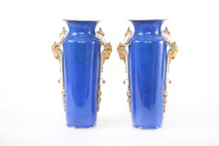 Dekoratives Paar Vasen aus vergoldetem Porzellan aus dem 19. Jahrhundert
