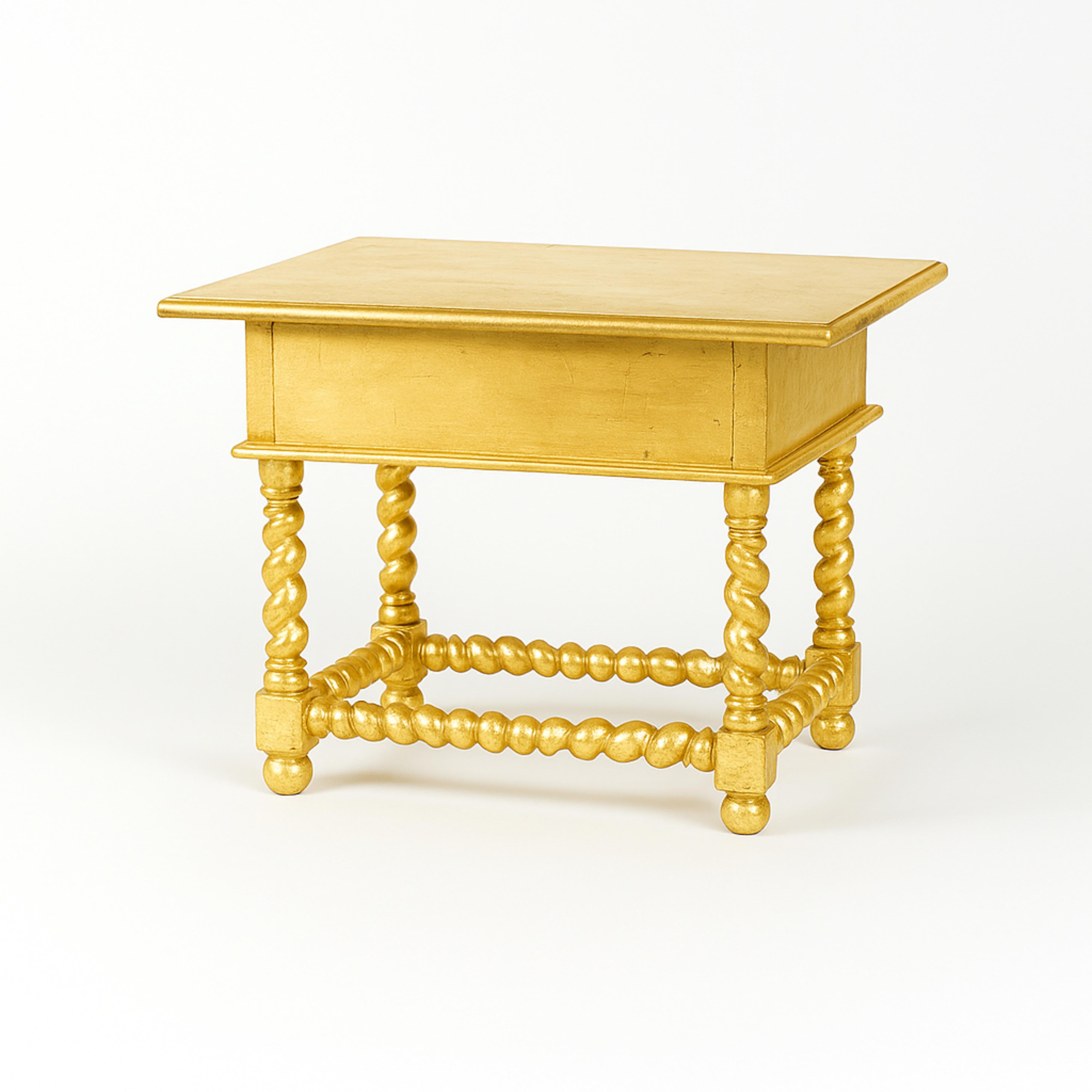 Petite table de buffet de style baroque avec des frises à l'anglaise, des pieds sculptés ton sur ton, des pieds bulbeux et des moules ondulés, ainsi que des ferrures en laiton. 
Un exemple d'agrégation portugaise de style baroque audacieux.