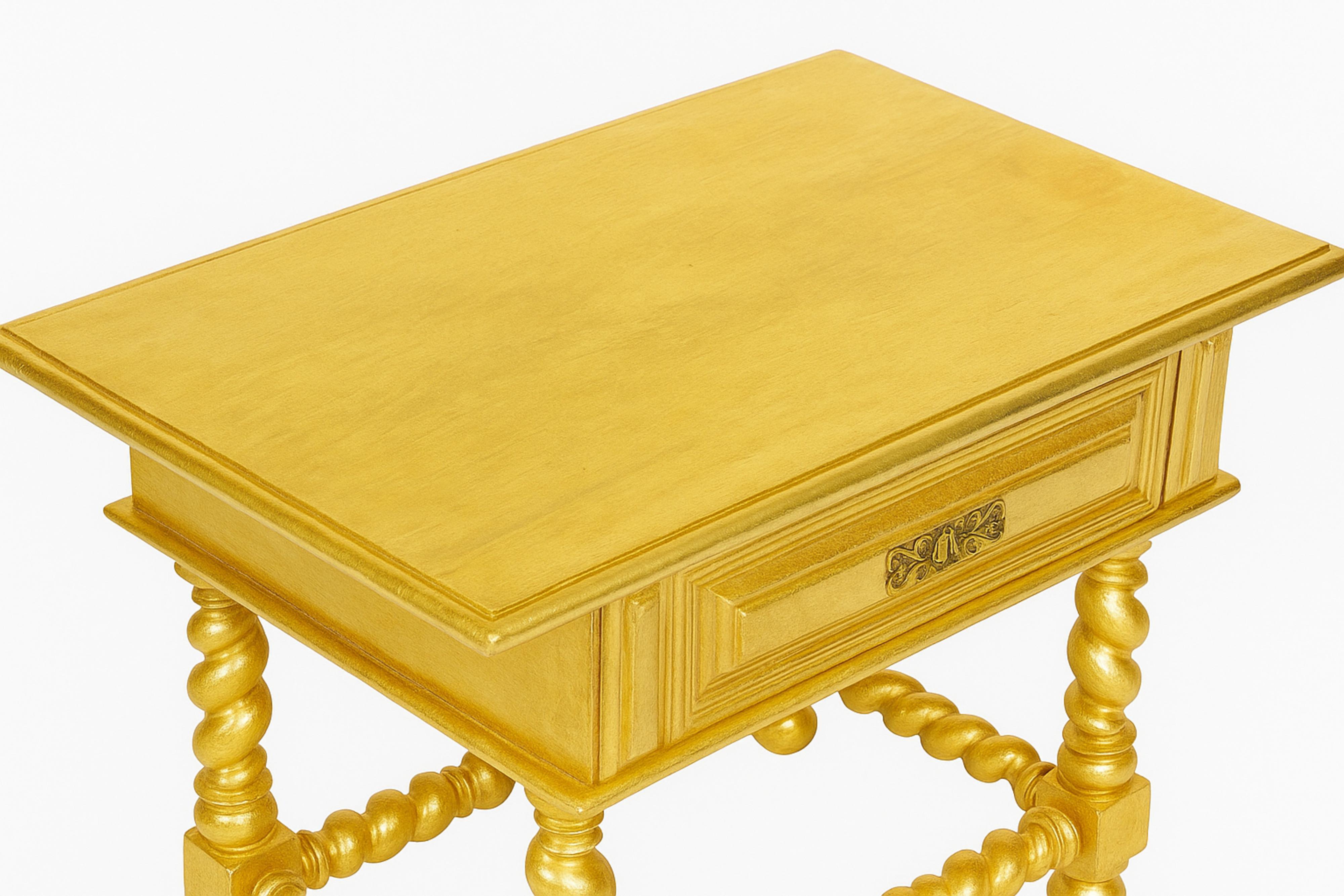 Noyer Table centrale baroque du 19e siècle, finition dorée en vente