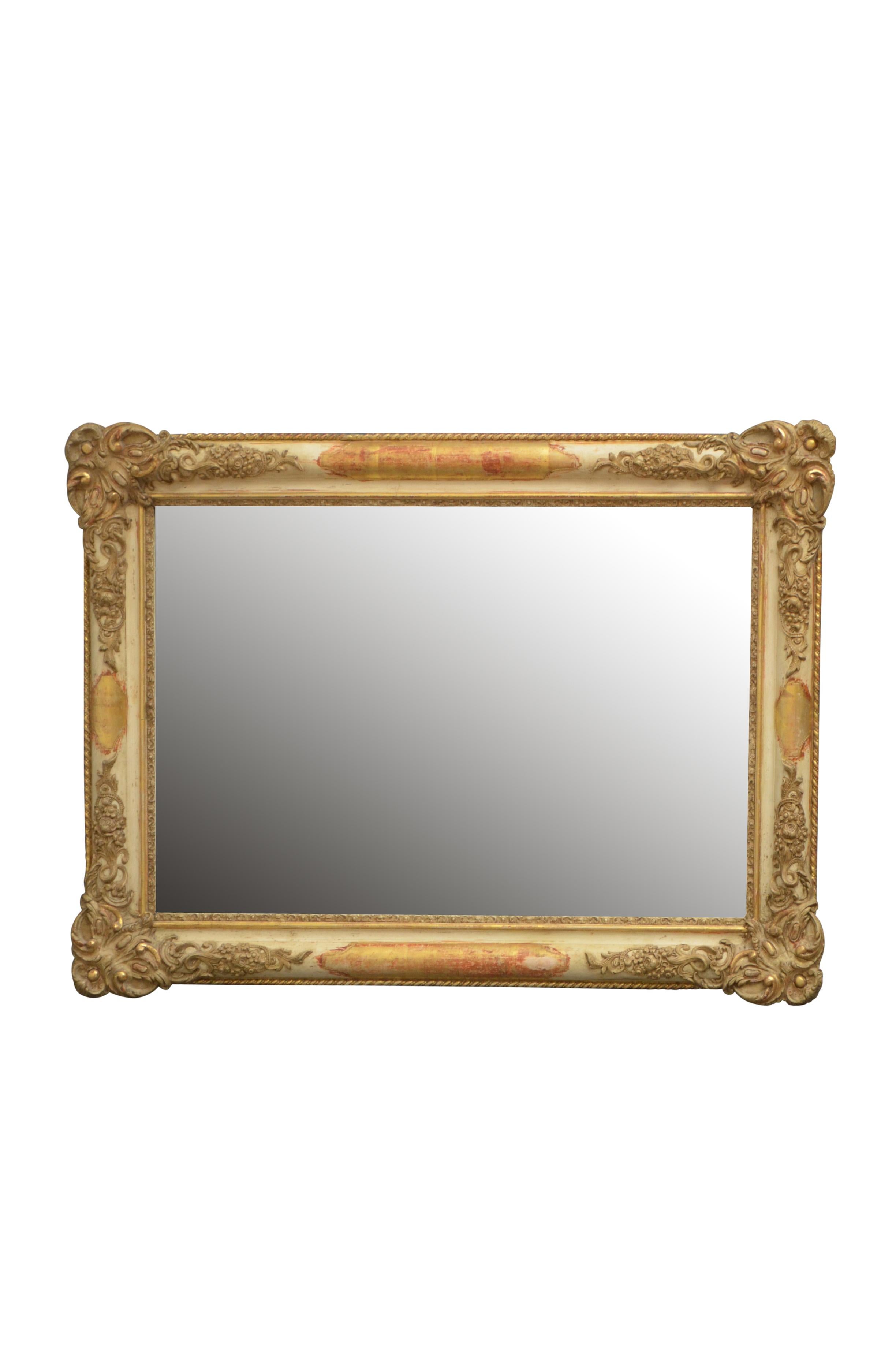 K0418 Miroir français du XIXème siècle, de forme versatile, pouvant être positionné en portrait ou en paysage, ayant une plaque de miroir originale avec quelques rousseurs dans un beau cadre sculpté et doré. Ce miroir doré antique conserve son verre