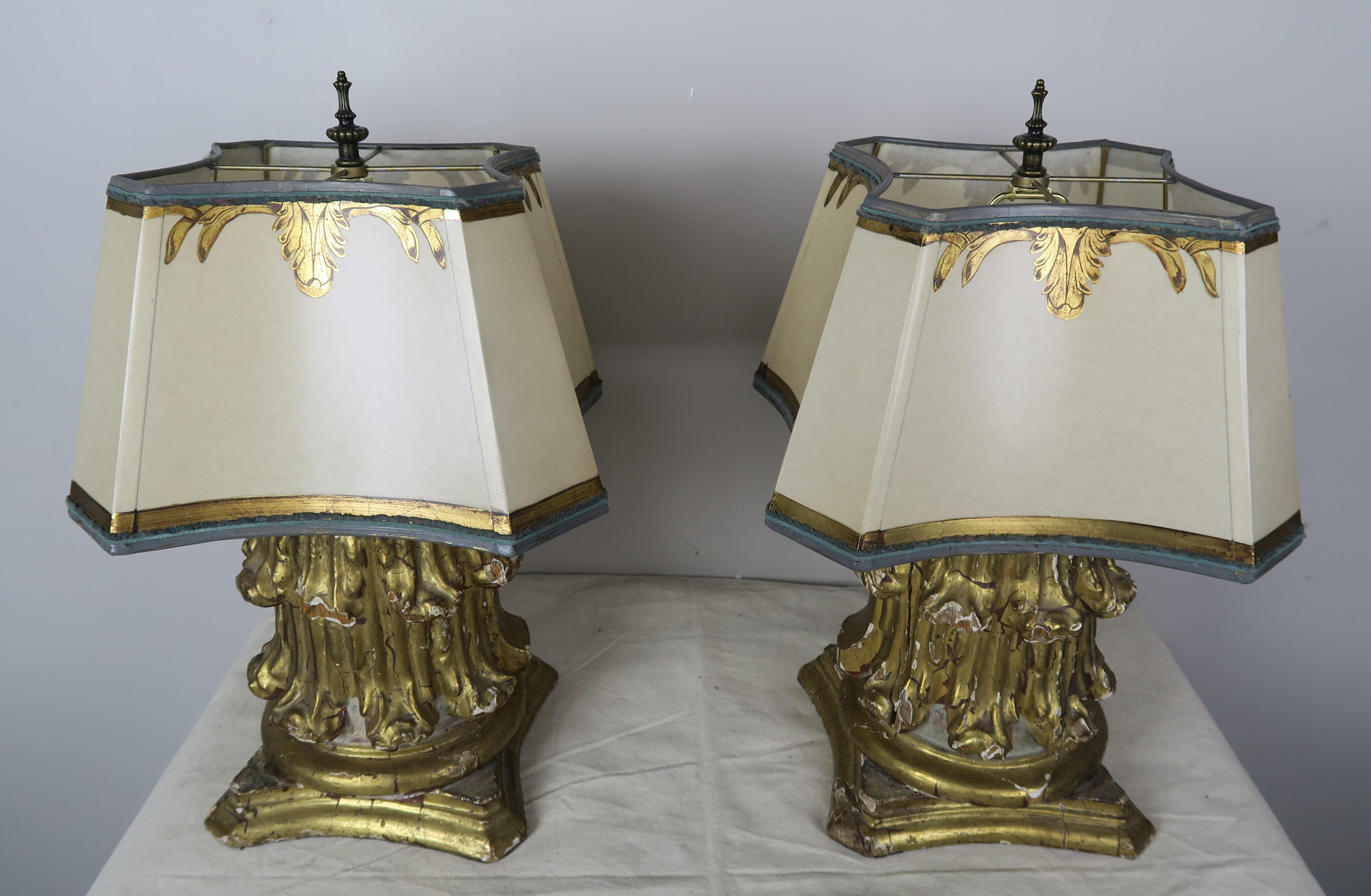 Baroque Paire de lampes à chapiteau en bois doré du XIXe siècle avec abat-jour en parchemin en vente