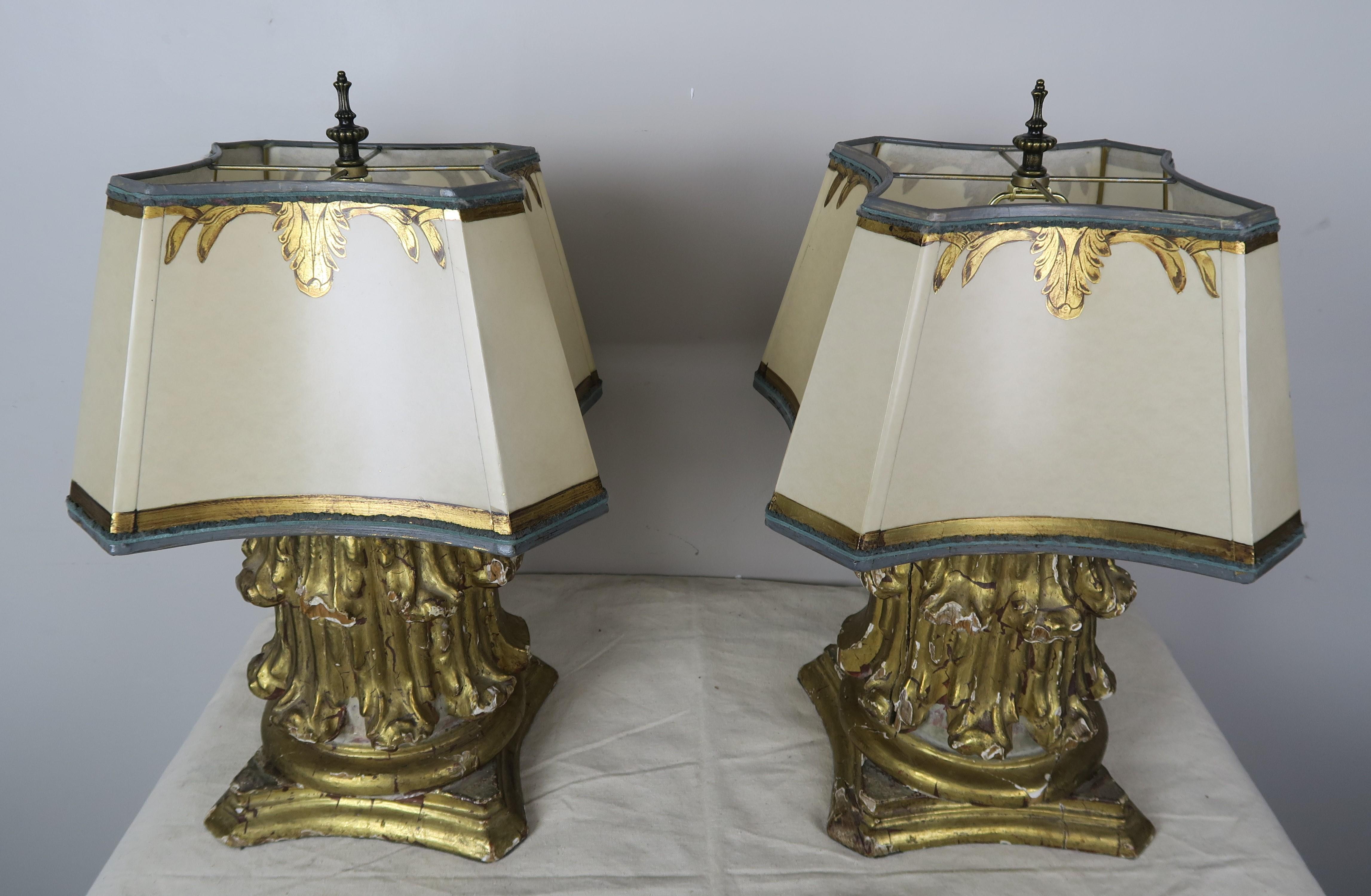 Vergoldete Holzlampen des 19. Jahrhunderts mit Pergamentschirmen, Paar (Barock)