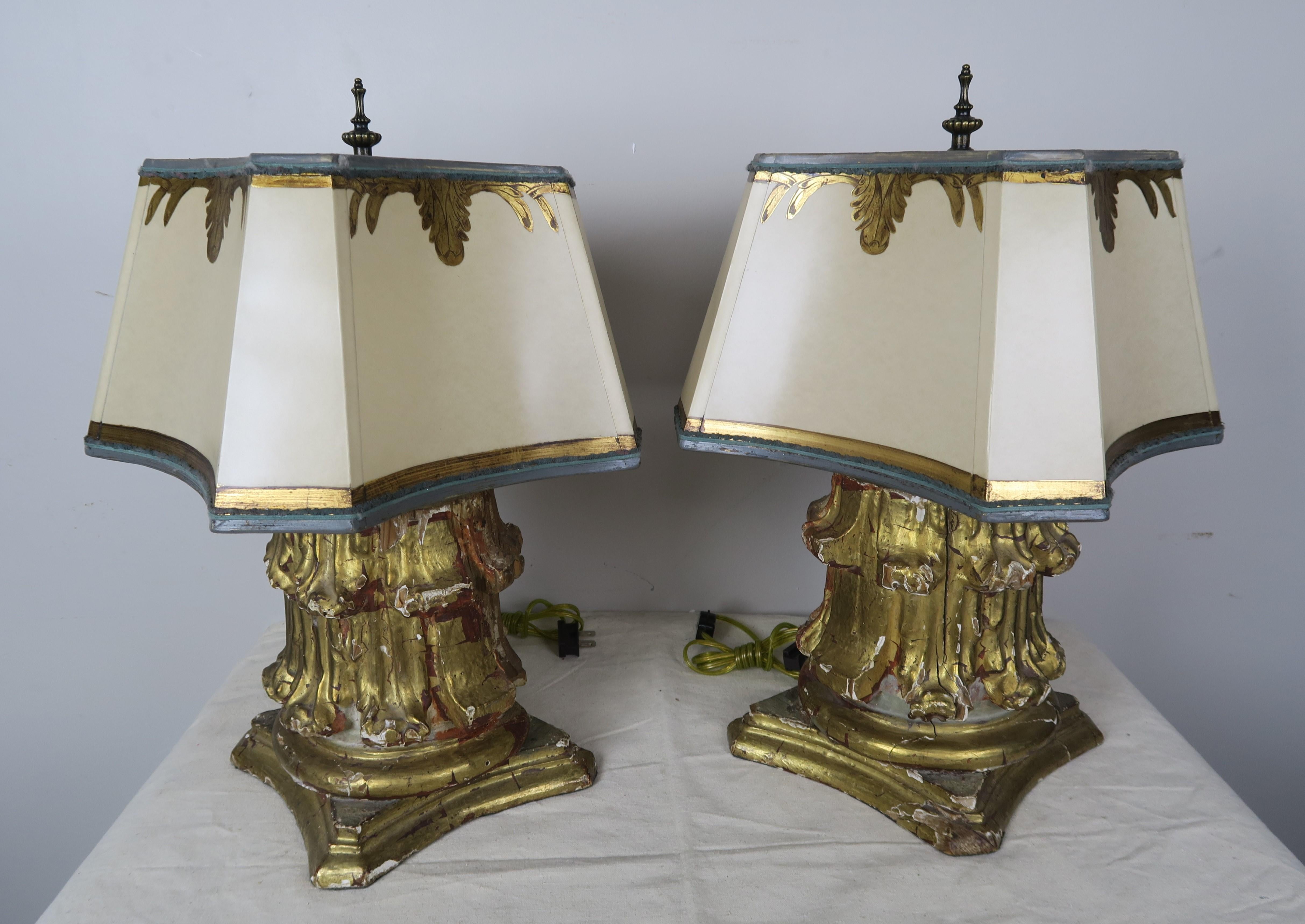 italien Paire de lampes à chapiteau en bois doré du XIXe siècle avec abat-jour en parchemin en vente