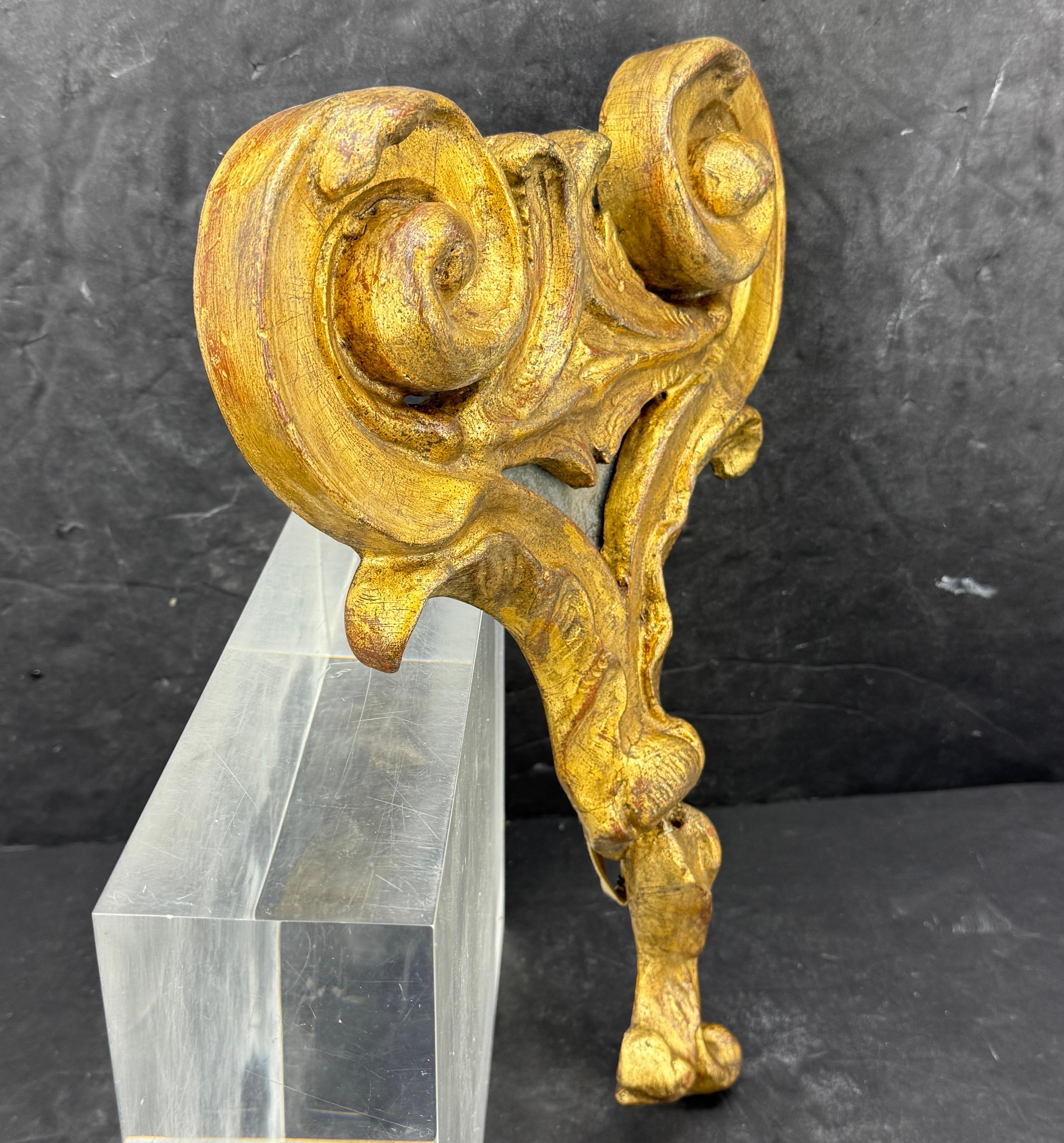 Fragment de table ou de mur rococo en bois doré. 
Magnifique design rococo d'époque construit en bois doré avec des motifs complexes.  Les motifs de volutes sont présents partout, ainsi qu'un petit miroir ancien. Cette grande pièce dorée et sculptée