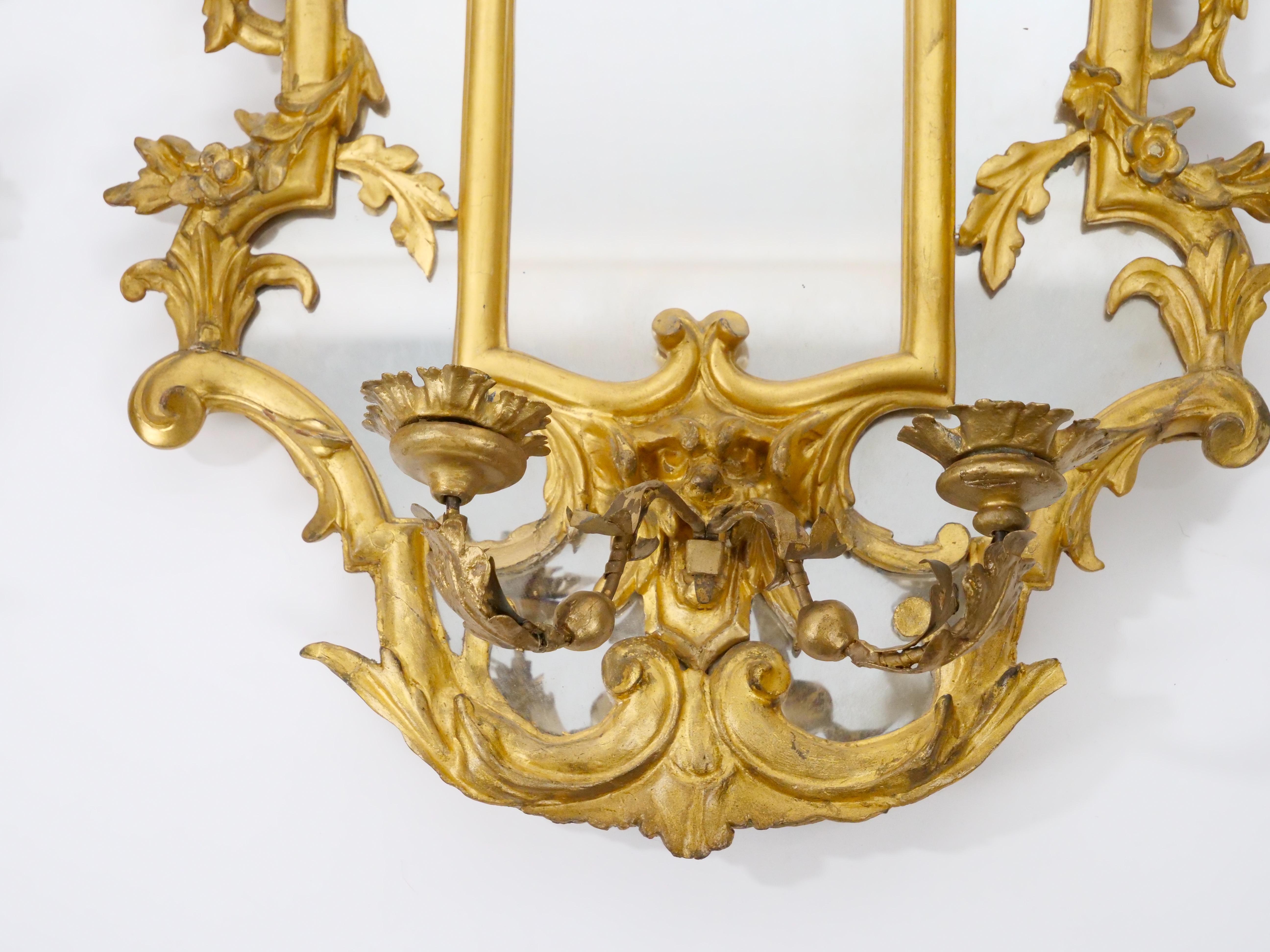 Sculpté à la main Paire de miroirs décoratifs Girandoles avec cadre en bois doré du 19ème siècle en vente
