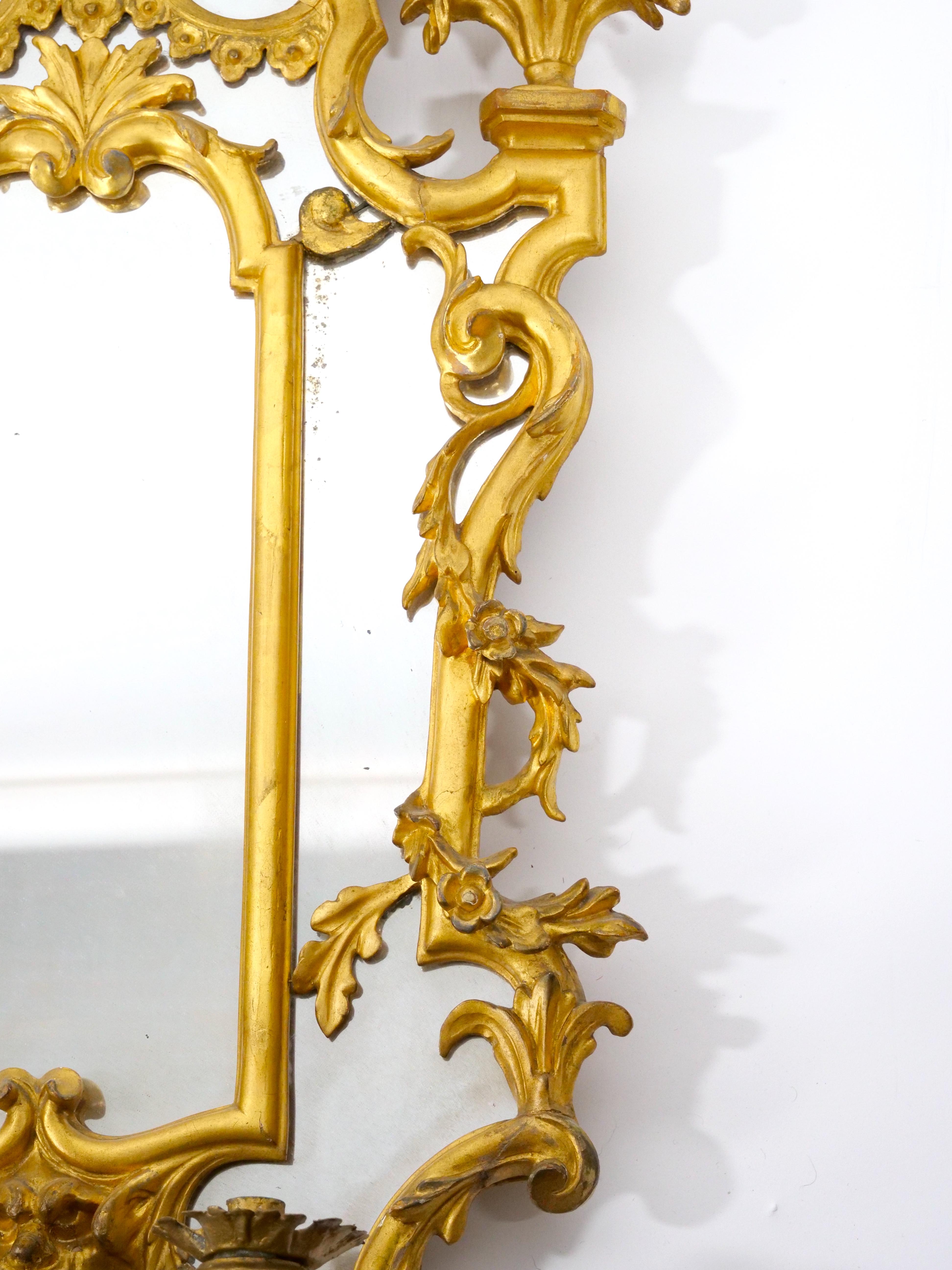 Miroir Paire de miroirs décoratifs Girandoles avec cadre en bois doré du 19ème siècle en vente
