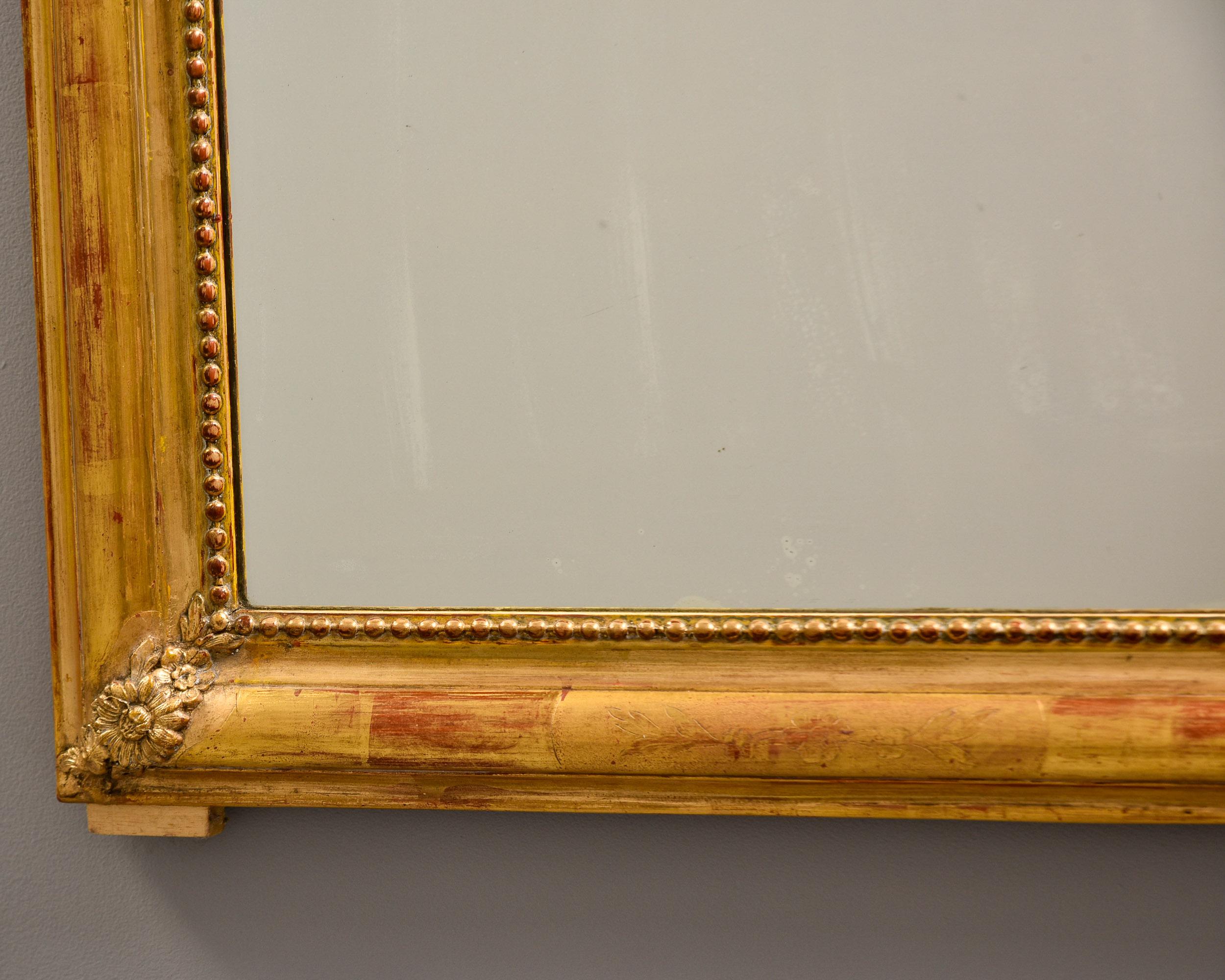 Siglo XIX Madera Dorada  Marco Espejo Louis Philippe con Esquinas Decoradas en venta 1