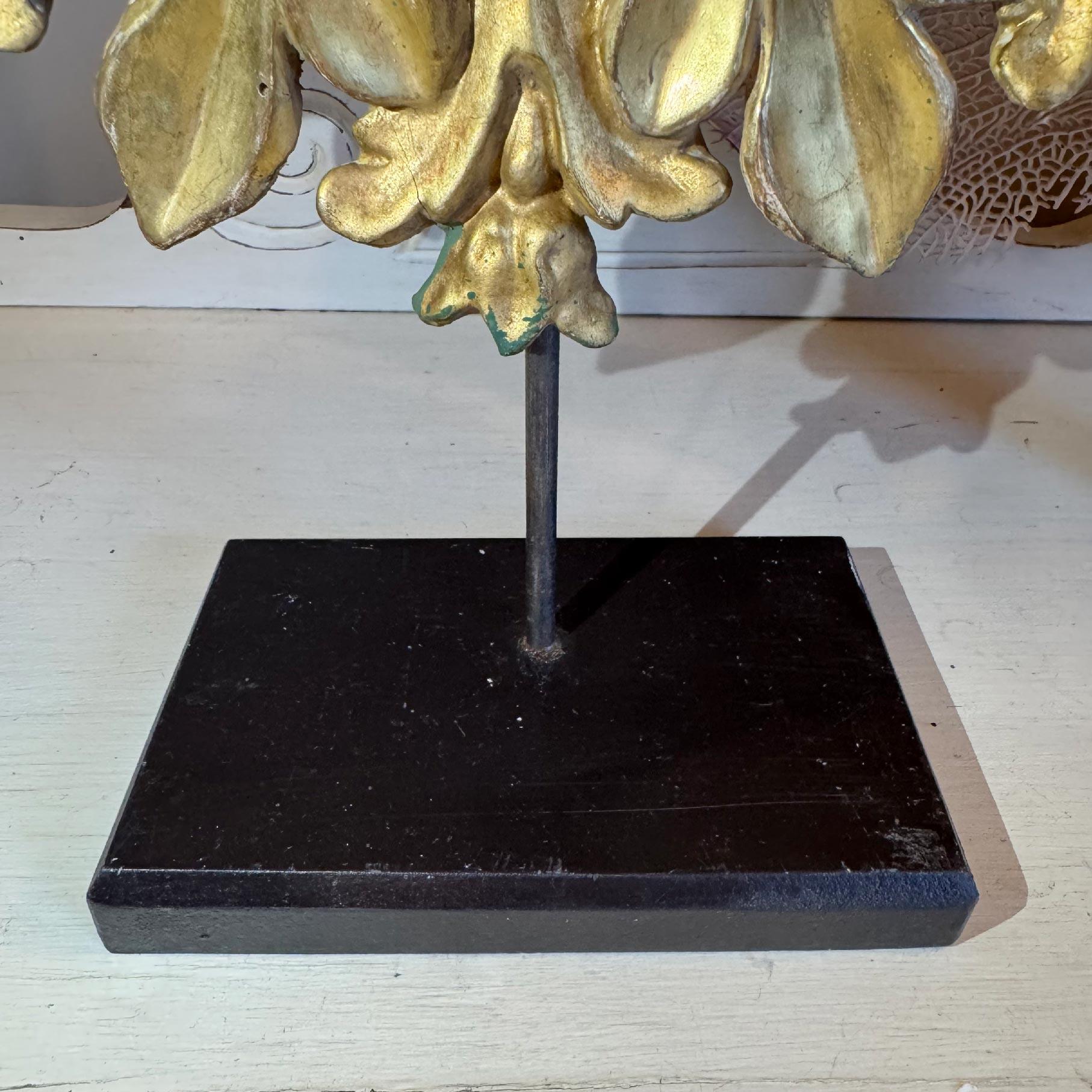 19th Century Gilt Wooden Ceiling Rose On Stand en venta 2