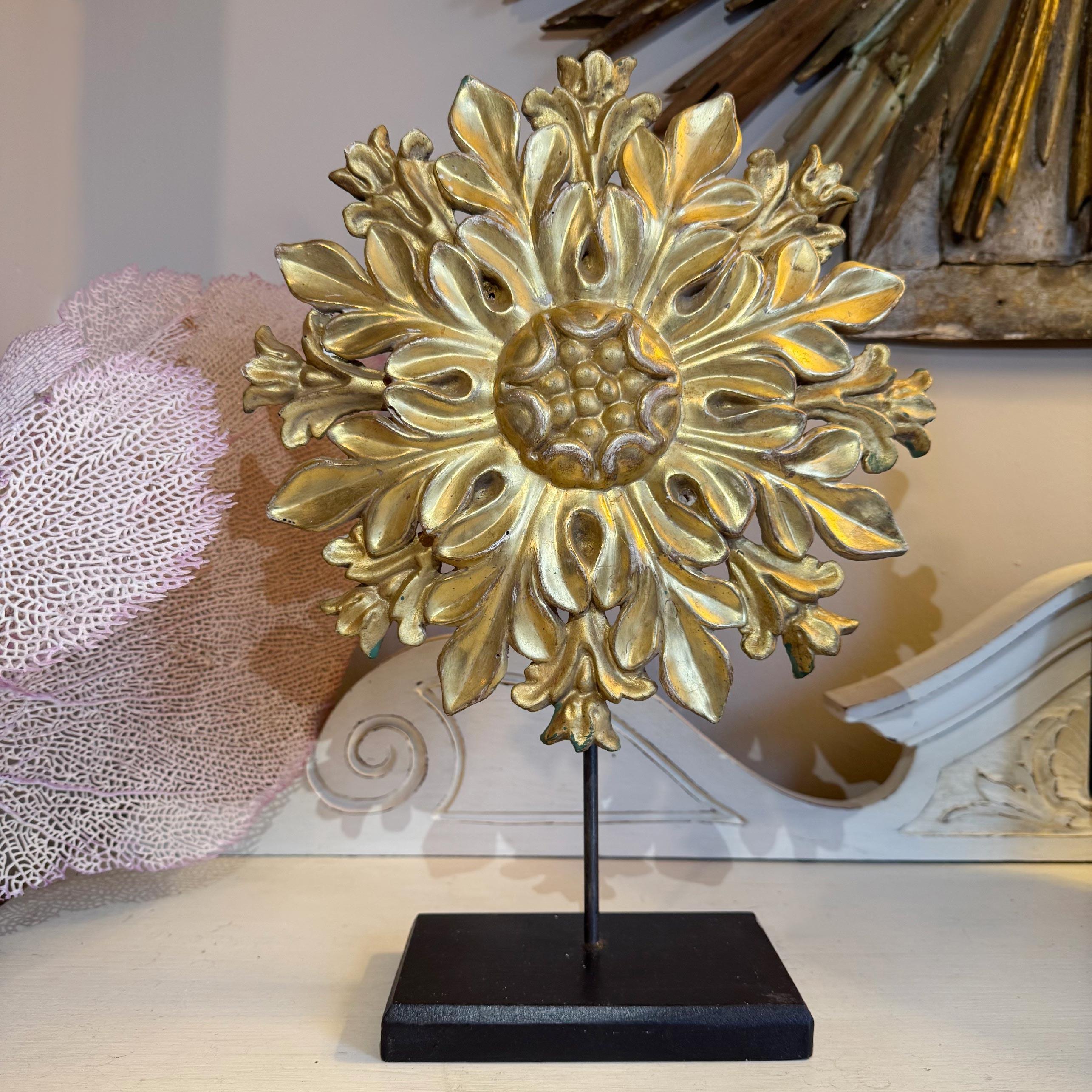 A highly ornate and decorative late 18th / early 19th century hand carved gilt wood ceiling rose, mounted on a stand.



Inc stand 39cm Height, 27cm width

Rose alone 27cm 

Base 15cm x 9.5cm