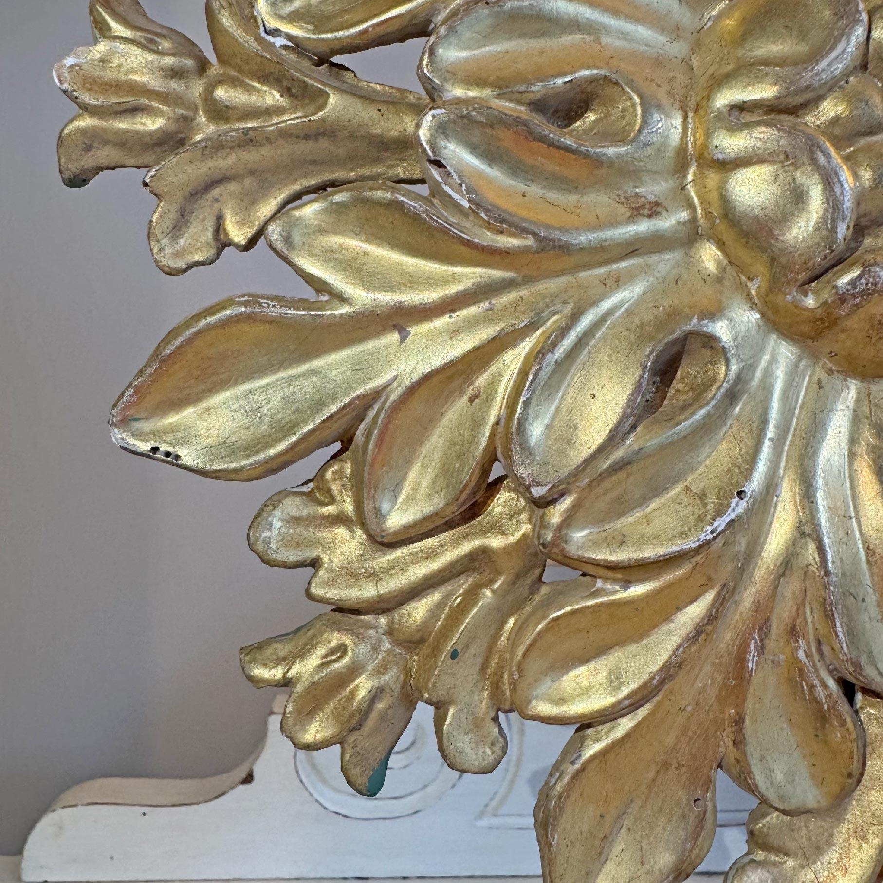 19th Century Gilt Wooden Ceiling Rose On Stand Barroco en venta